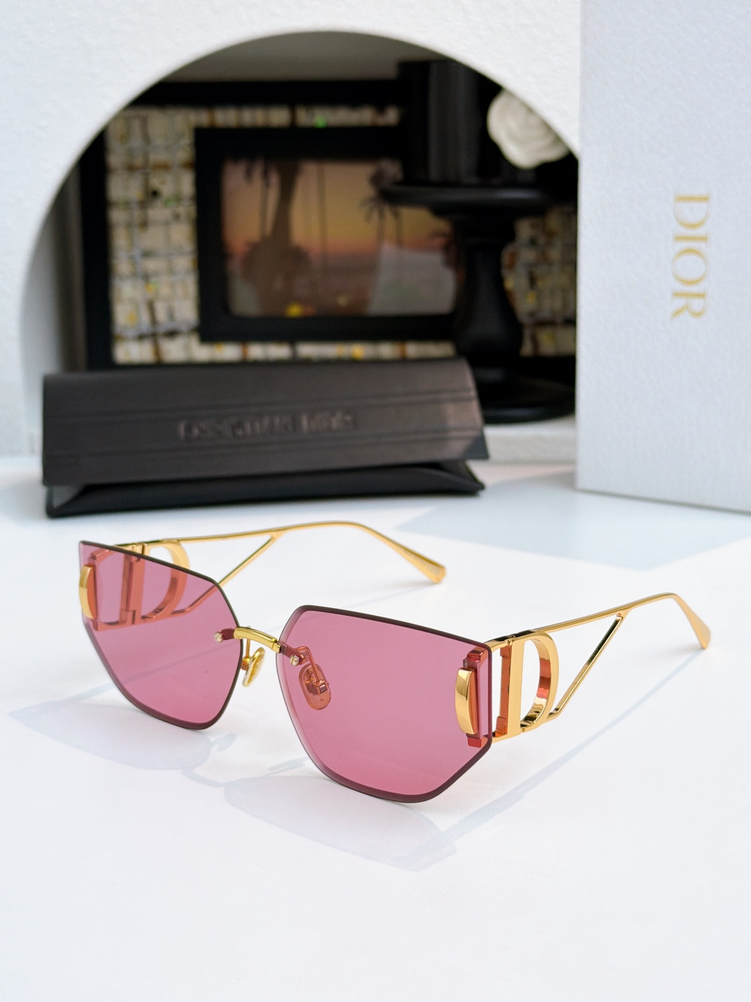 Dio~ Mod：30MONTAIGNE B3U Size：65-14-135太阳镜丰富了该品牌已有的标