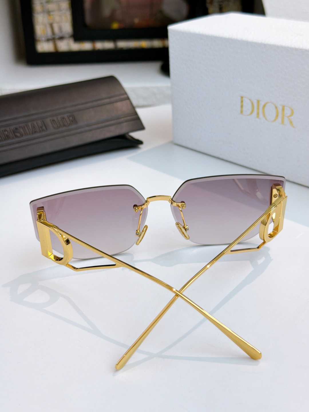 Dio~  Mod：30MONTAIGNE B3U  Size：65-14-135 太阳镜丰富了该品牌已有的标志性系列 