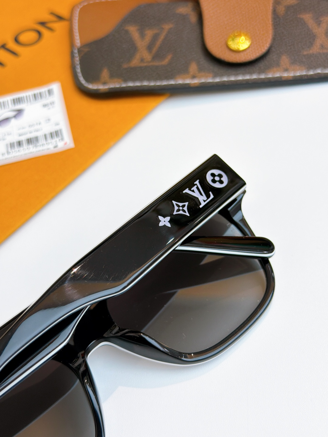 Louis vuitton 熊猫眼镜🐼黑白拼色非常百搭 辣妹绝美墨镜MOD：Z2645SIZE：56-1