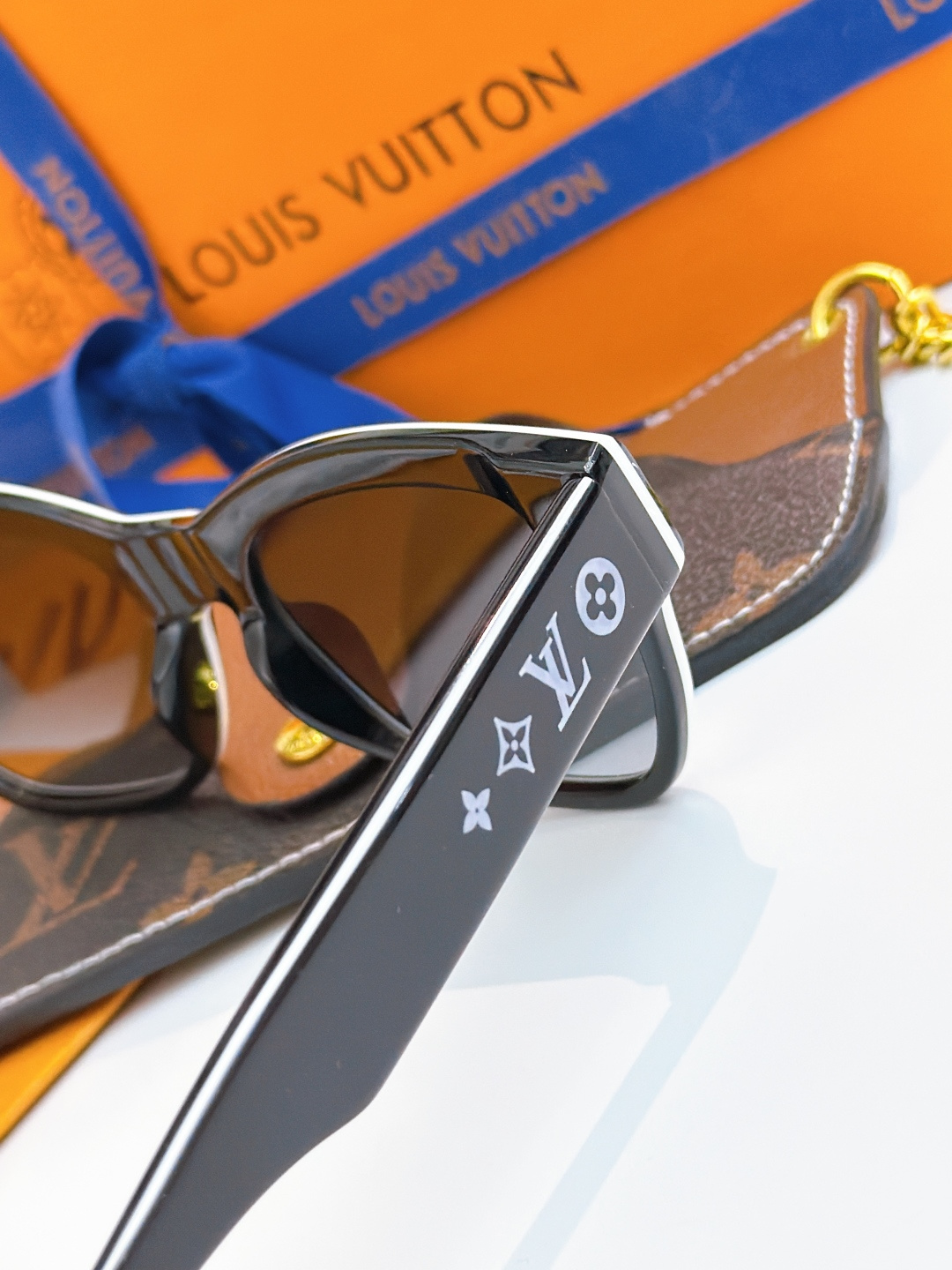 Louis vuitton 熊猫眼镜🐼黑白拼色非常百搭 辣妹绝美墨镜MOD：Z2645SIZE：56-1