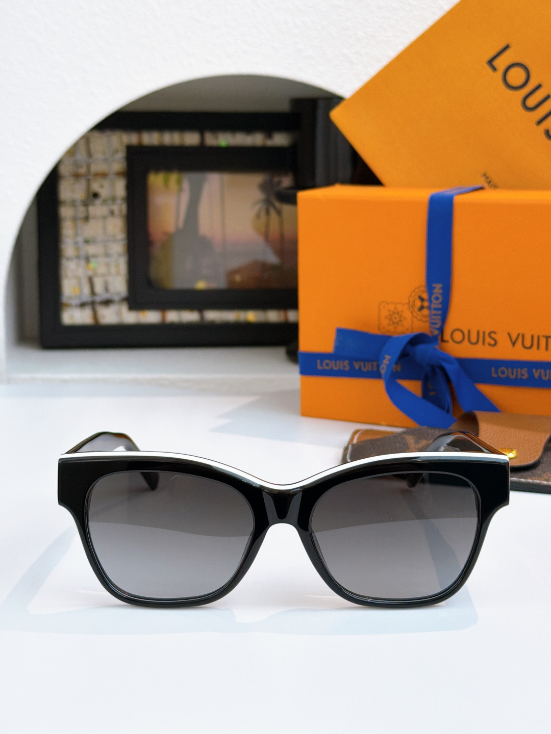 🆕  Louis vuitton 熊猫眼镜🐼 黑白拼色非常百搭  辣妹绝美墨镜 MOD：Z2645 SIZE：56-18