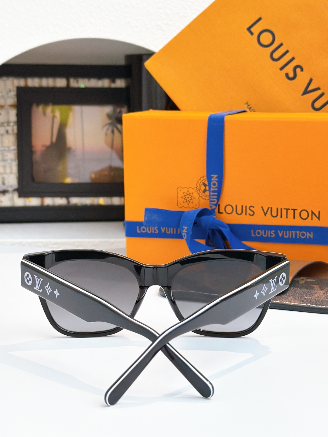 🆕  Louis vuitton 熊猫眼镜🐼 黑白拼色非常百搭  辣妹绝美墨镜 MOD：Z2645 SIZE：56-18