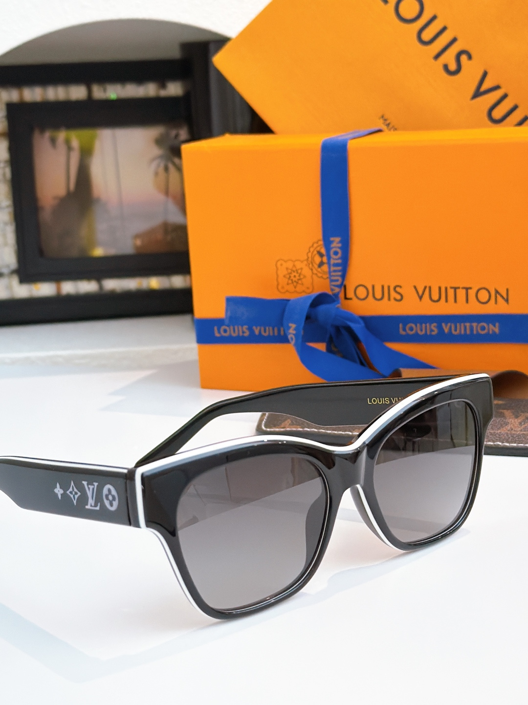 🆕  Louis vuitton 熊猫眼镜🐼 黑白拼色非常百搭  辣妹绝美墨镜 MOD：Z2645 SIZE：56-18