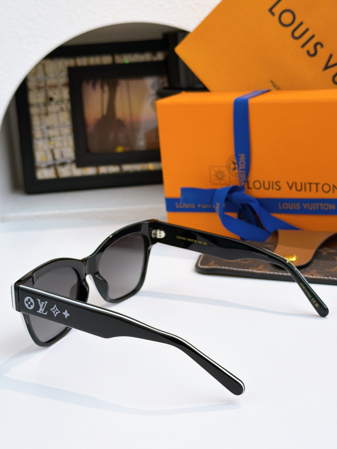 🆕  Louis vuitton 熊猫眼镜🐼 黑白拼色非常百搭  辣妹绝美墨镜 MOD：Z2645 SIZE：56-18