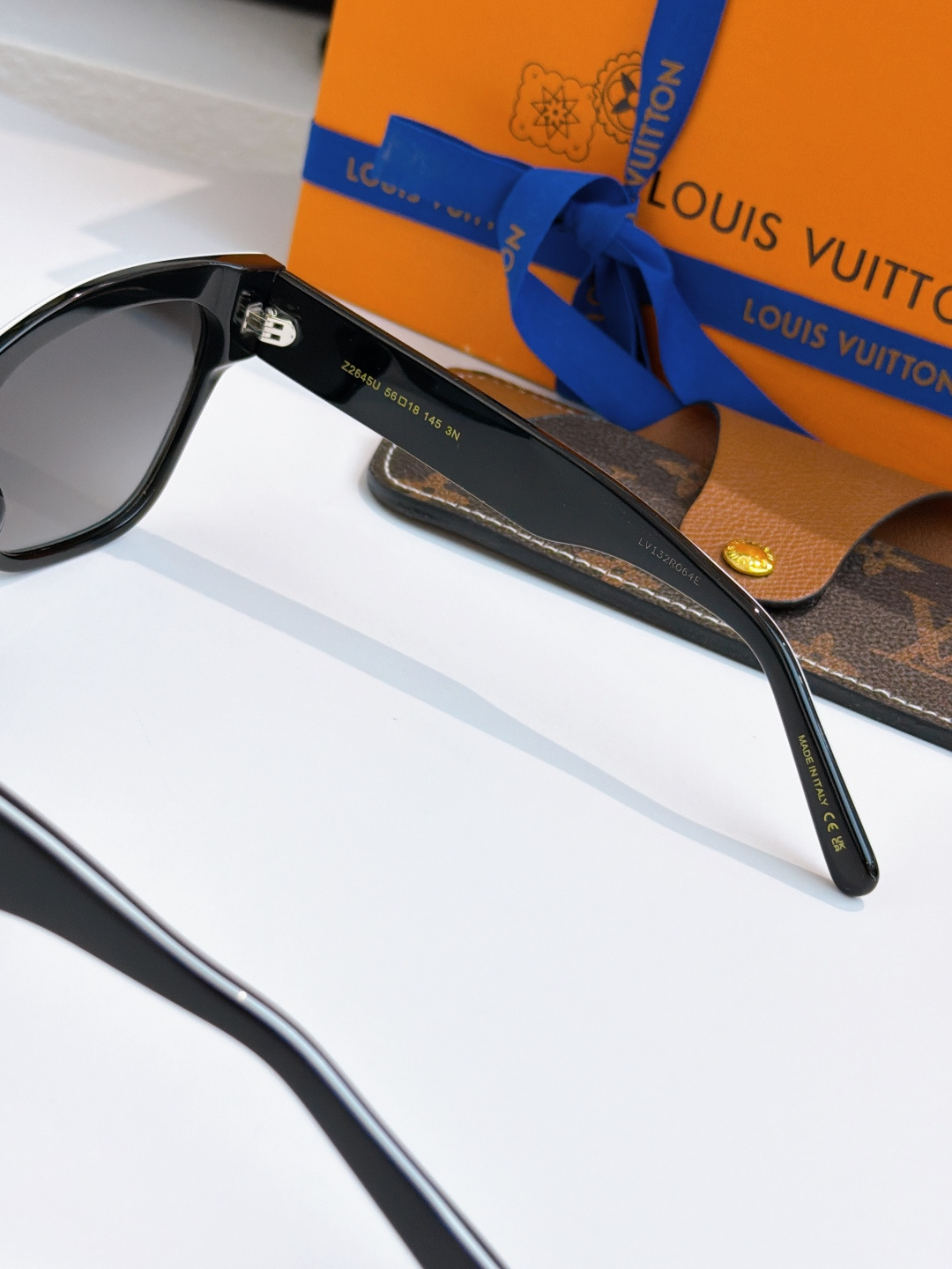 🆕  Louis vuitton 熊猫眼镜🐼 黑白拼色非常百搭  辣妹绝美墨镜 MOD：Z2645 SIZE：56-18