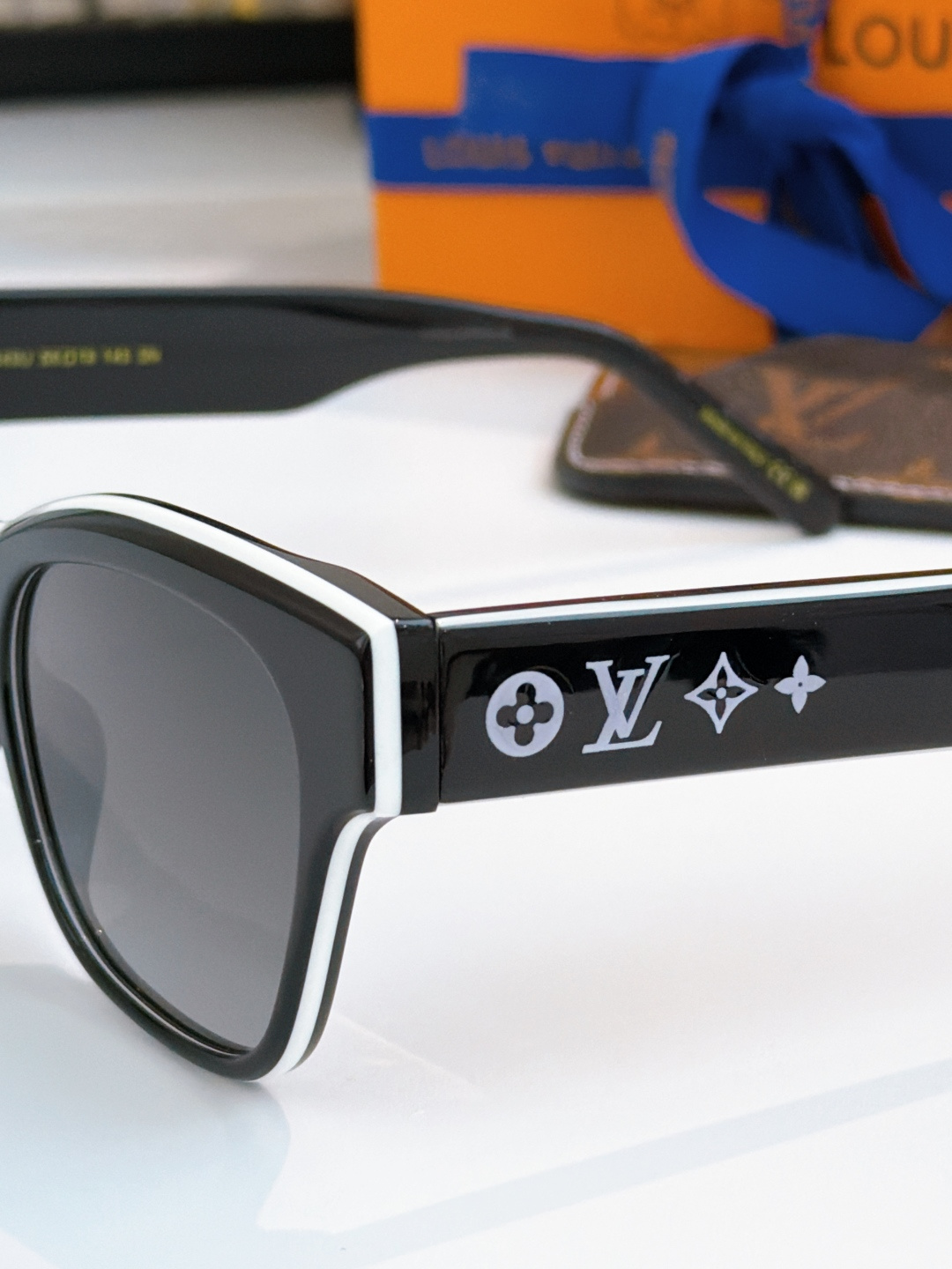 🆕  Louis vuitton 熊猫眼镜🐼 黑白拼色非常百搭  辣妹绝美墨镜 MOD：Z2645 SIZE：56-18