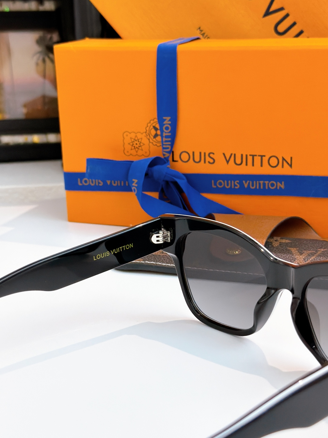 🆕  Louis vuitton 熊猫眼镜🐼 黑白拼色非常百搭  辣妹绝美墨镜 MOD：Z2645 SIZE：56-18