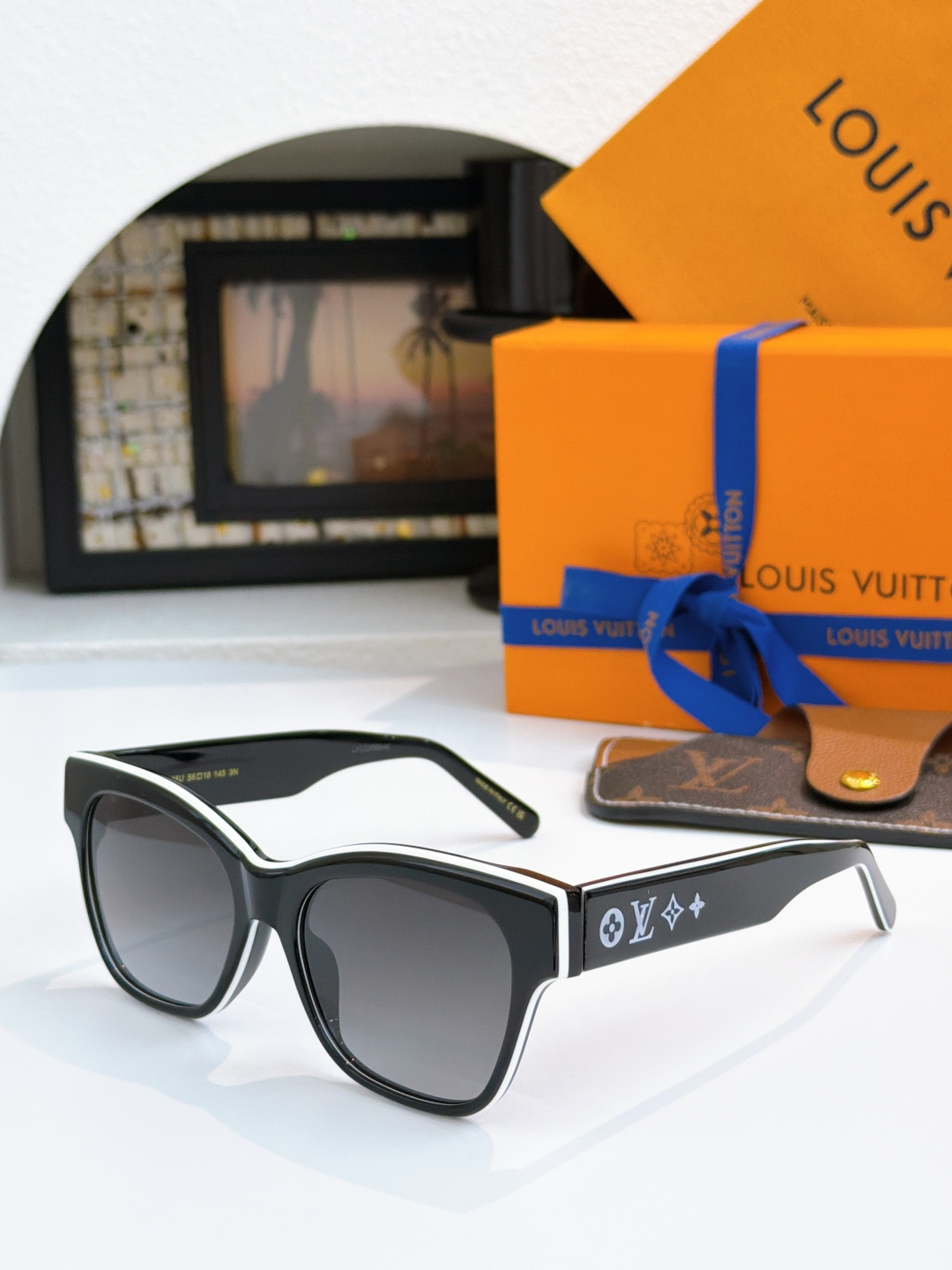 🆕  Louis vuitton 熊猫眼镜🐼 黑白拼色非常百搭  辣妹绝美墨镜 MOD：Z2645 SIZE：56-18