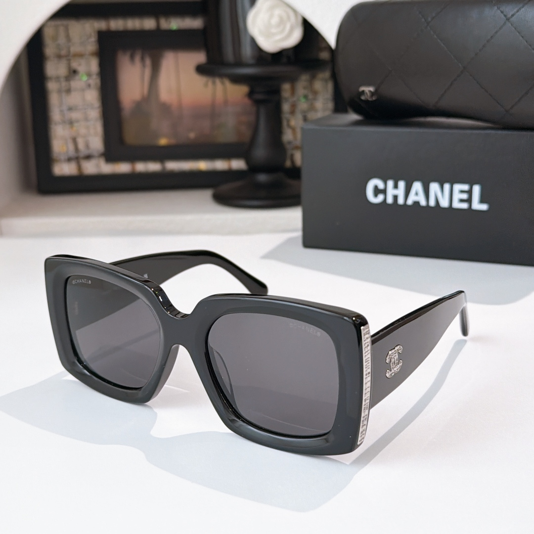 CHANEL Sunglasses