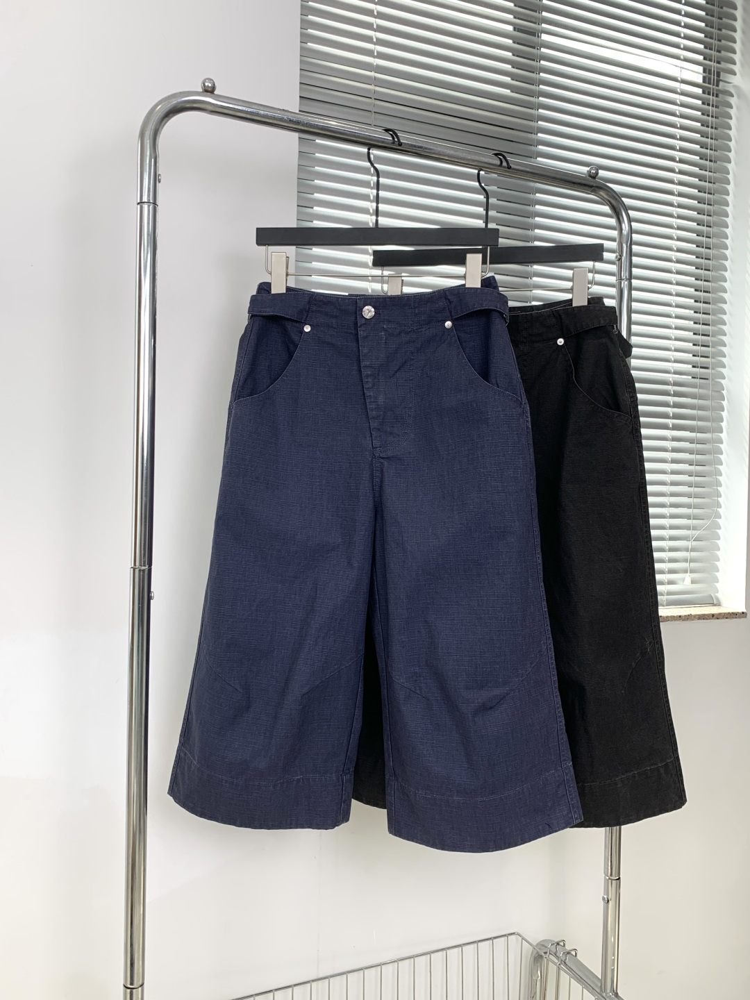 NO:836236,26 hot new MM6 high version retro wide-leg three-quarter denim pants | △Exclusive high version production!  Heavy washed denim fabric, with retro texture, stiff and stylish but not easy to collapse; high-waist metal buckle waistband + back waist adjustment tab design, fit the waistline and modify the proportion; three-dimensional cut wide-leg three-point silhouette, modify the leg shape and hide the muscles, have a loose street workwear feel, can be easily used for leisure or commuting. Black gray/navy blue SML,, masion margiela,1986090926火爆上新 MM6高版复古阔腿七分牛仔中裤 | △独家高版出品！重磅水洗牛仔面料,自带复古肌理感,挺括有型又不易软塌；高腰金属扣腰头+后腰调节袢设计,贴合腰线又能修饰比例；立体剪裁阔腿七分廓形,修饰腿型藏肉显瘦,自带松弛的街头工装感,休闲/通勤都能轻松驾驭. 黑灰/藏蓝 SML,,masion margiela,,Women's clothing