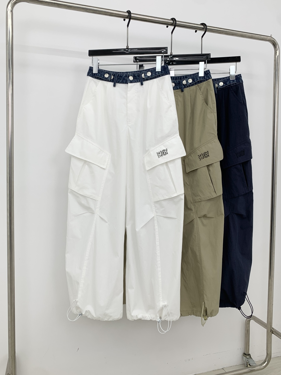 NO:836228,26 hot new MM6 high version denim waistband workwear wide leg pants | △Exclusive high version production!  Customized light and breathable fabric, draped with style and coolness; denim spliced ​​waistband + double button design, full of layers and can modify the waistline; three-dimensional large pockets with drawstrings on the trouser legs, full of trendy and cool workwear, one pair of pants can be worn wide-legged or tied up; the high-waisted wide-leg version perfectly modifies the leg shape, covering the flesh and making you look slimmer, making it eye-catching for street fashion or casual outings. Off-white/navy blue/khaki,, masion margiela,1986090926火爆上新 MM6高版牛仔腰头工装阔腿裤 | △独家高版出品！定制轻薄透气面料,垂坠有型又自带凉感；牛仔拼接腰头+双扣设计,层次感拉满又能修饰腰线；立体大口袋搭配裤脚抽绳,工装潮酷感拉满,一裤两穿可阔腿可束脚；高腰阔腿版型完美修饰腿型,遮肉显瘦不挑身材,街头潮搭/休闲出街都吸睛. 米白/藏蓝/卡其,,masion margiela,,Women's clothing