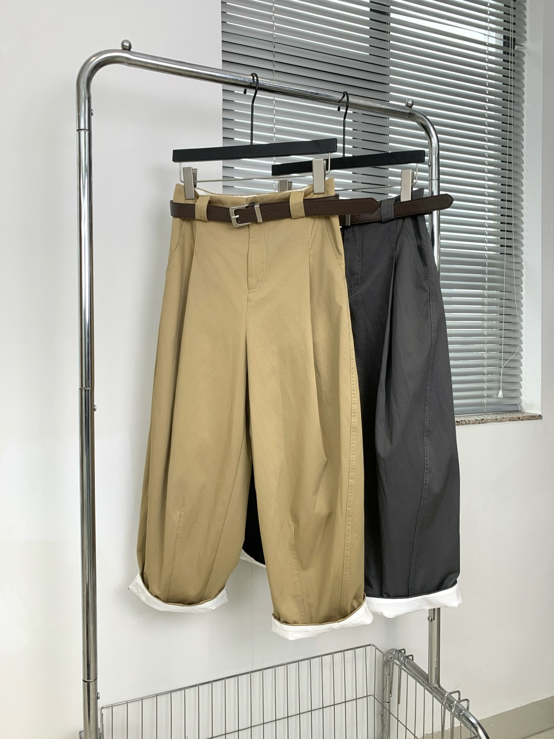 NO:836217,26 hot new MM6 high version contrasting color rolled wide-leg cropped pants with belt | △ Exclusive high version!  Customized high-count cotton blend fabric, soft, breathable and skeletal; customized leather belt with high waistband, easily create a high waistline; trousers with contrasting white edge rolled design, full retro feel, elasticated back waist + double-button pockets are both practical and detailed; loose lantern wide-leg silhouette modifies the leg shape, hides flesh and makes you look slimmer, and can be easily managed in commuting/casual/retro style. Khaki/charcoal gray SML,,masion margiela,1986090926火爆上新 MM6高版撞色卷边配腰带阔腿七分裤 | △独家高版出品！定制高支棉混纺面料,柔软透气又自带骨感；定制皮质腰带搭配高腰腰头,轻松打造高腰线；裤脚撞色白边翻卷设计,复古感拉满,后腰松紧+双扣口袋兼顾实用与细节；宽松灯笼阔腿廓形修饰腿型,藏肉显瘦不挑身材,通勤/休闲/复古风都能轻松驾驭. 卡其/炭灰 SML,,masion margiela,,Women's clothing