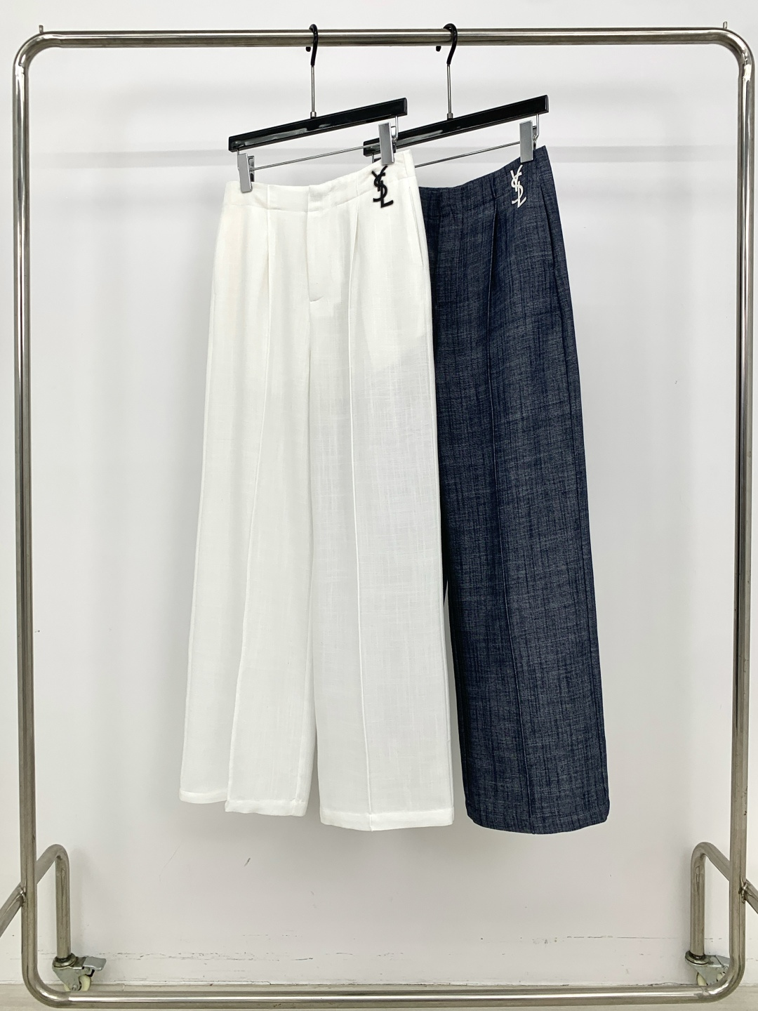 NO:837597,26 hot new YSL linen drapey wide-leg trousers | △Exclusive high-end version!  The linen-like fabric has a breathable and cool feeling, and the drape is full and not easy to wrinkle; the high-waisted pleated tailoring + the semi-elastic waist design at the back modify the waistline and fit comfortably; the brand letter logo on the side is embellished, showing exquisite details in a low-key manner; the loose straight wide-leg silhouette modifies the leg shape and hides the flesh, making the figure slimmer and not flattering, and can be easily managed in commuting/casual/sophisticated style. Navy blue/off-white SML,, saint laurent,1986090926火爆上新 Ysl麻垂感阔腿西裤 | △独家高版出品！麻感面料,自带透气凉感,垂坠感拉满不易皱；高腰压褶剪裁+后腰半松紧腰设计,修饰腰线又贴合舒适；侧边品牌字母标点缀,低调中透着精致细节；宽松直筒阔腿廓形,修饰腿型藏肉显瘦不挑身材,通勤/休闲/轻熟风都能轻松驾驭. 藏蓝/米白 SML,,saint laurent,,Women's clothing