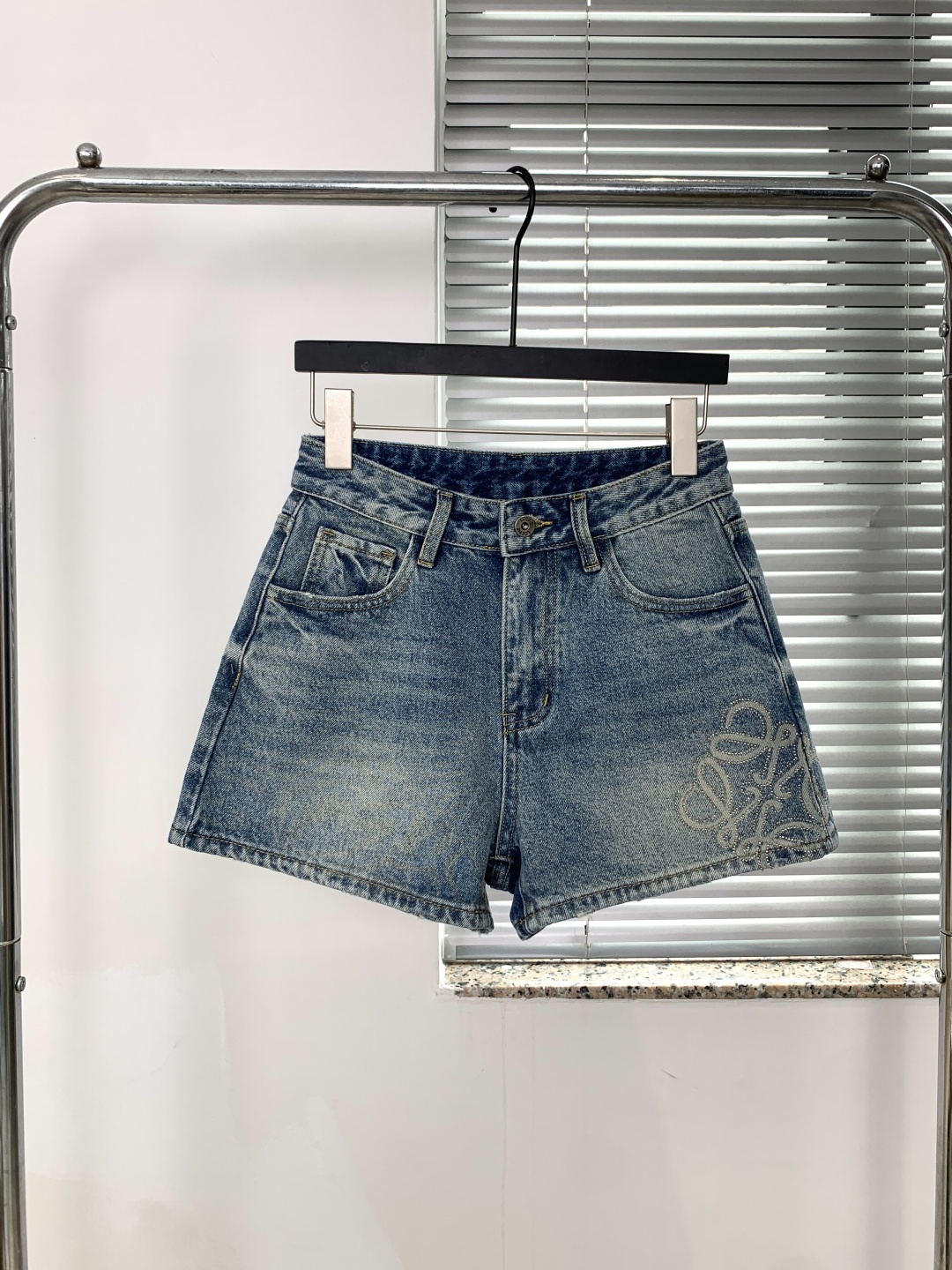 NO:836211,26 hot new Loew* high version embroidered washed denim shorts | △Exclusive high version production!  Heavy-duty washed denim fabric, with a vintage and distressed texture, is soft and stylish and not easy to collapse; the high-waisted straight version modifies the shape of the legs and shows proportions; the trousers are exquisitely printed and embellished + brand logo leather brand design, full of details; the loose A-line silhouette covers the flesh and hides the crotch without picking up the figure, and can be easily controlled in daily/hot girl style. Denim blue SML,, loewe, shorts,1986090926火爆上新 Loew*高版刺绣水洗牛仔短裤 | △独家高版出品！重磅水洗牛仔面料,自带复古做旧肌理感,软而有型不易软塌；高腰直筒版型修饰腿型又显比例；裤身精致印花点缀+品牌标皮牌设计,细节感拉满；宽松A字廓形遮肉藏胯不挑身材,日常/辣妹风都能轻松驾驭. 牛仔蓝 SML,,loewe,shorts,,Women's clothing