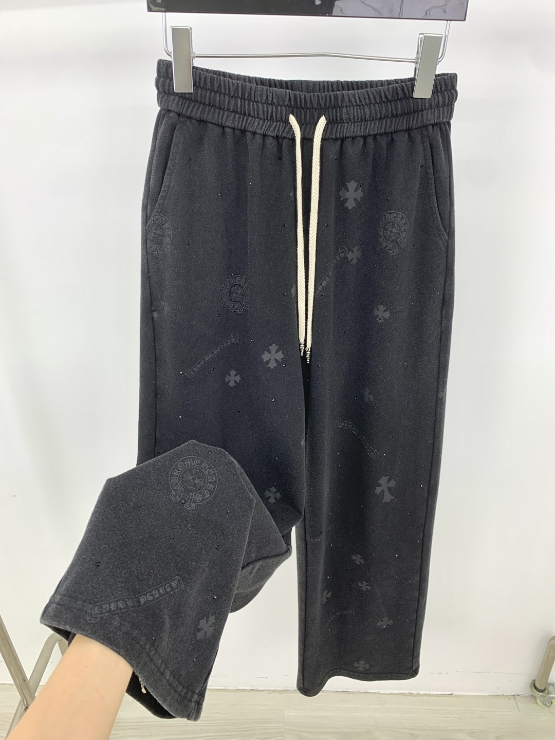 NO:840205,Hot new release on 26th, high-end craftsmanship washed cross-cut diamond wide-leg sweatpants | △Exclusive high-end production!  Heavy craftsmanship washed sweatpants fabric, soft and thick with a retro and distressed texture; the waist drawstring design can be freely adjusted for tightness, and the all-over dark cross pattern + pocket metal mark embellishment, cool and exquisite details; the loose straight wide-leg silhouette modifies the leg shape, covering the flesh and making you slim without flattering the figure, and is eye-catching for street fashion/casual outings. Carbon black SML,,1986090926火爆上新 高版工艺洗水十字烫钻阔腿卫裤 | △独家高版出品！重磅工艺洗水卫裤面料,柔软厚实又自带复古做旧质感；腰头抽绳设计可自由调节松紧,满印十字暗纹+口袋金属标点缀,酷感中透着精致细节；宽松直筒阔腿廓形修饰腿型,遮肉显瘦不挑身材,街头潮搭/休闲出街都吸睛. 炭黑 SML,,,Women's clothing
