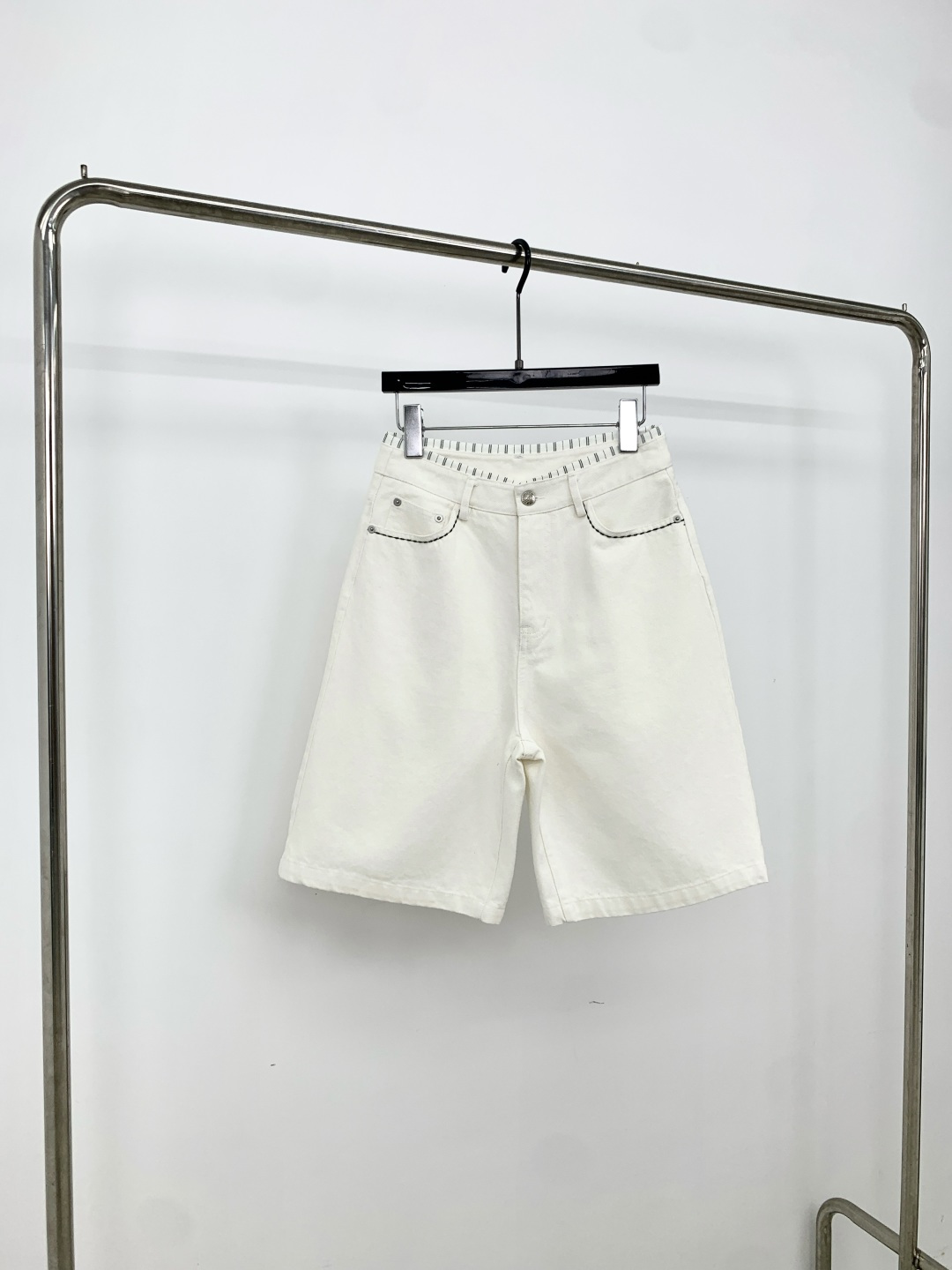 NO:840216,Hot new release on 26. High-waisted white denim mid-length pants with contrasting color lines | △ Exclusive high-end version!  Customized high-count denim fabric, crisp and stylish with a smooth texture, and not easy to deform after long-term wear; high-waisted contrasting top-stitched waistband + brand logo embellishment, exquisite details and can modify the waistline; straight-leg mid-pants silhouette is neat and slim, modifying the leg shape without being picky about the figure, versatile in summer without choosing a top, and can be easily used for commuting or leisure. White SML,,1986090926火爆上新 高版撞色线高腰白色牛仔中裤 | △独家高版出品！定制高支牛仔面料,挺括有型又自带柔滑质感,久穿不易变形；高腰撞色明线腰头+品牌标点缀,细节精致又能修饰腰线；直筒中裤廓形利落显瘦,修饰腿型不挑身材,夏日百搭不挑上衣,通勤/休闲都能轻松驾驭. 白 SML,,,Women's clothing