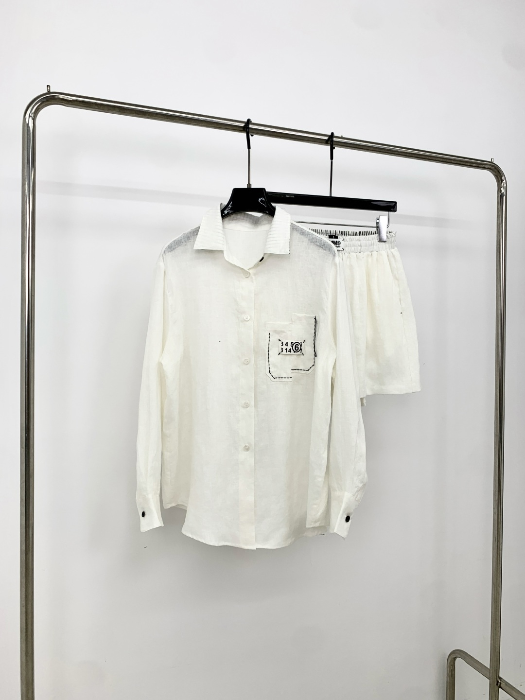 NO:840227,26 hot new high-end full linen embroidered casual suit | △Exclusive high-end production!  100% natural linen fabric, breathable and skin-friendly, with a sense of coolness, no burden for summer wear; loose lapel shirt + wide-leg shorts of the same series, the shirt can be worn alone or as a sun protection outer layer, with simple embroidery embellishments on the pockets, exquisite details but not monotonous; the overall style is relaxed and lazy, not flattering to the body, covering the flesh to make you look slim and with a high-end texture, suitable for commuting/holidays/daily outings. Milk white SML,, shorts, shirts,1986090926火爆上新 高版全麻刺绣休闲套装 | △独家高版出品！百分百天然亚麻面料,透气亲肤自带凉感,夏日穿搭零负担；宽松翻领衬衫+同系列阔腿短裤组合,衬衫可单穿可当防晒外搭,口袋处简约刺绣点缀,细节精致不单调；整体版型松弛慵懒不挑身材,遮肉显瘦又自带高级质感,通勤/度假/日常出街都适配. 奶白 SML,,shorts,shirts,,Women's clothing
