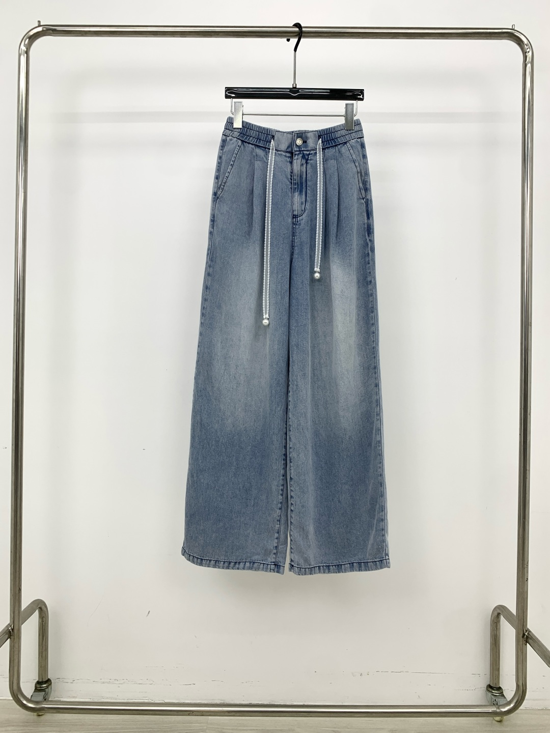 NO:840182,26 hot new high-end Lyocell pearl drawstring wide-leg jeans | △Exclusive high-end version!  100% Lyocell denim fabric, with icy drape, soft, breathable, anti-wrinkle and not prone to collapse; high-waisted semi-elastic waistband + customized pearl drawstring design, free to adjust the elasticity, exquisite details and modified waistline; loose wide-leg silhouette with a lazy and relaxed feeling, perfect to modify the leg shape and make the flesh look slimmer, suitable for daily outings and commuting. Light denim blue SML,,jeans,1986090926火爆上新 高版莱赛尔珍珠抽绳阔腿牛仔裤 | △独家高版出品！百分百莱赛尔牛仔面料,自带冰感垂坠,柔软透气又抗皱不易软塌；高腰半松紧腰头+定制珍珠抽绳设计,自由调节松紧,细节精致又修饰腰线；宽松阔腿廓形自带慵懒松弛感,完美修饰腿型遮肉显瘦,日常出街/通勤都适配. 浅牛仔蓝 SML,,jeans,,Women's clothing