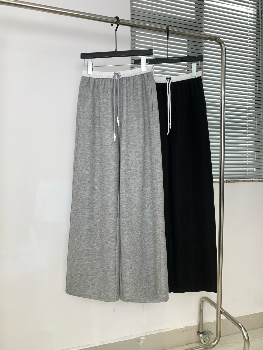 NO:843089,26 hot new Alexander Wan* high version acetate lyocell contrast waist wide leg pants | △Exclusive high version production!  Acetate lyocell knitted fabric has a full drape, is cool and soft and breathable, and will not wrinkle easily after being worn for a long time; the contrasting white waistband is matched with a brand letter web + drawstring design, which can be adjusted freely, with exquisite details and modified waistline; the loose wide-leg pants perfectly modify the leg shape, cover the flesh and make you look slimmer, and are eye-catching for street wear/casual outings. Classic black/premium gray SML m,,1986090926火爆上新 Alexander Wan*高版醋酸莱塞尔撞色腰头阔腿裤 | △独家高版出品！醋酸莱塞尔针织面料,垂坠感拉满,自带凉感又柔软透气,久穿不易皱；撞色白边腰头搭配品牌字母织带+抽绳设计,可自由调节松紧,细节精致又修饰腰线；宽松阔腿裤型完美修饰腿型,遮肉显瘦不挑身材,街头潮搭/休闲出街都吸睛. 经典黑/高级灰 SML m,,,Women's clothing