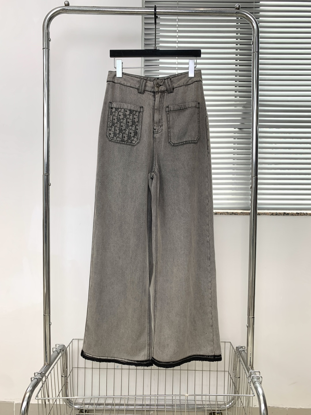 NO:844566,26 hot new high-end version contrasting line high-waist smoke gray wide-leg Tencel jeans | △Exclusive high-end version!  Customized high-count washed denim fabric, with a smooth drape, which is not easy to deform after long-term wear; the high-waisted contrasting top-stitched waistband + three-dimensional back pocket design neatly modify the waistline and hip shape; the black-edged hollow contrasting lines on the trouser legs are exquisite and eye-catching, and the wide-leg silhouette neatly hides the flesh, making the leg shape more tall without picking up the legs, making it easy to manage for leisure and commuting. Ash SML,,jeans,1986090926火爆上新 高版撞色线高腰烟灰色阔腿天丝牛仔裤 | △独家高版出品！定制高支水洗牛仔面料,自带柔滑垂坠感,久穿不易变形；高腰撞色明线腰头+立体后袋设计,利落修饰腰线与臀型；裤脚黑边镂空撞色线条精致吸睛,阔腿廓形利落藏肉,不挑腿型更显高挑,通勤休闲轻松驾驭. 烟灰 SML,,jeans,,Women's clothing