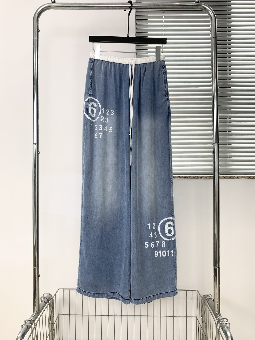 NO:858602,MM6 digital printed Tencel denim wide-leg pants | △Exclusive high-end version!  Customized high-count Tencel denim fabric, drapey, breathable and cool, soft but not slumped and not easy to wrinkle when worn for a long time; contrasting white drawstring waistband + interesting digital printing, details are relaxed and eye-catching; lazy wide-leg silhouette neatly hides the flesh, modifies the leg shape without being too picky, looks great in summer with short T/slings, and can be easily used for commuting/casual/outing. Light denim SML, masion margiela,19860909MM6数字印花天丝牛仔阔腿裤 | △独家高版出品！定制高支天丝牛仔面料,垂坠透气自带凉感,软而不塌久穿不易皱；撞色白边抽绳腰头+趣味数字印花,细节松弛又吸睛；慵懒阔腿廓形利落藏肉,修饰腿型不挑身材,夏日搭短T/吊带都超有范,通勤/休闲/出街都能轻松驾驭. 浅牛仔 SML,,masion margiela,,Women's clothing