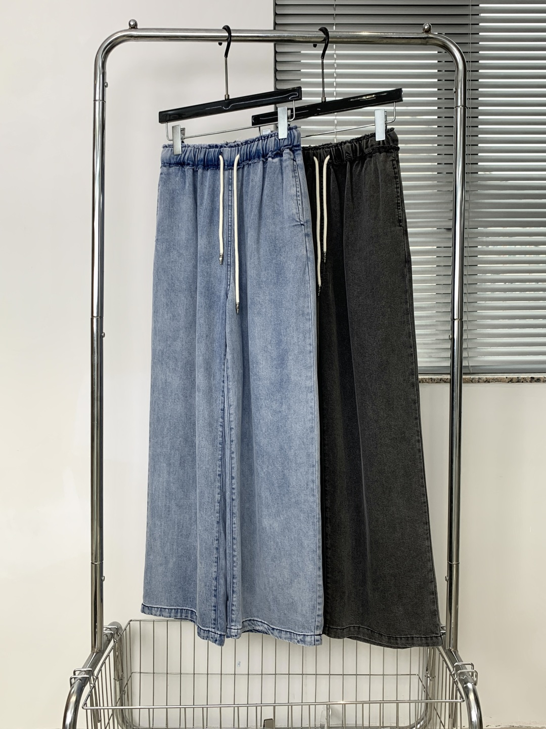 NO:860028,Hot new release on 26, Croxin high-end Lyocell Tencel wide-leg jeans | △Exclusive high-end version!  Customized high-count lyocell denim fabric, draped cool and has a soft mist texture, and is not easy to deform after long-term wear; high-waisted elastic contrast waistband + metal drawstring embellishment, exquisite details and can modify the waistline; loose wide-leg silhouette, neat and slimming, modifying the leg shape without being too picky, versatile in summer without choosing tops, can be easily controlled for commuting/leisure/outing. Light blue/black gray SML,,chrome hearts,jeans,1986090926火爆上新 克罗心高版莱赛尔天丝阔腿牛仔裤 | △独家高版出品！定制高支莱赛尔牛仔面料,垂坠凉滑又自带柔雾质感,久穿不易变形；高腰松紧撞色腰头+金属抽绳点缀,细节精致又能修饰腰线；宽松阔腿廓形利落显瘦,修饰腿型不挑身材,夏日百搭不挑上衣,通勤/休闲/出街都能轻松驾驭. 浅蓝/黑灰 SML,,chrome hearts,jeans,,Women's clothing