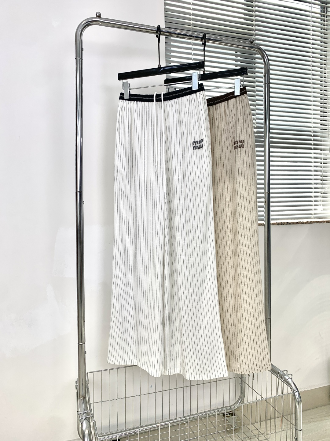 NO:860049,NSASE · 495————26 hot new Miumi* specially recommends linen striped wide-leg casual pants | △Exclusive high-end version!  Customized high-count linen striped fabric, drapey, breathable and with texture, not easy to wrinkle after long-term wear; high-waisted elastic contrast waistband + off-white drawstring embellishment, exquisite details and can modify the waistline; loose wide-leg silhouette, neat and slimming, modifying the leg shape without being picky about the figure, versatile in summer without choosing tops, can be easily controlled for commuting/leisure/outing. Coffee/white SML,,miumiu,19860909NSASE· 495————— 26火爆上新 Miumi*特别推荐麻织条纹阔腿休闲裤 | △独家高版出品！定制高支麻织条纹面料,垂坠透气又自带肌理质感,久穿不易皱；高腰松紧撞色腰头+米白抽绳点缀,细节精致又能修饰腰线；宽松阔腿廓形利落显瘦,修饰腿型不挑身材,夏日百搭不挑上衣,通勤/休闲/出街都能轻松驾驭. 咖/白 SML,,miumiu,,Women's clothing