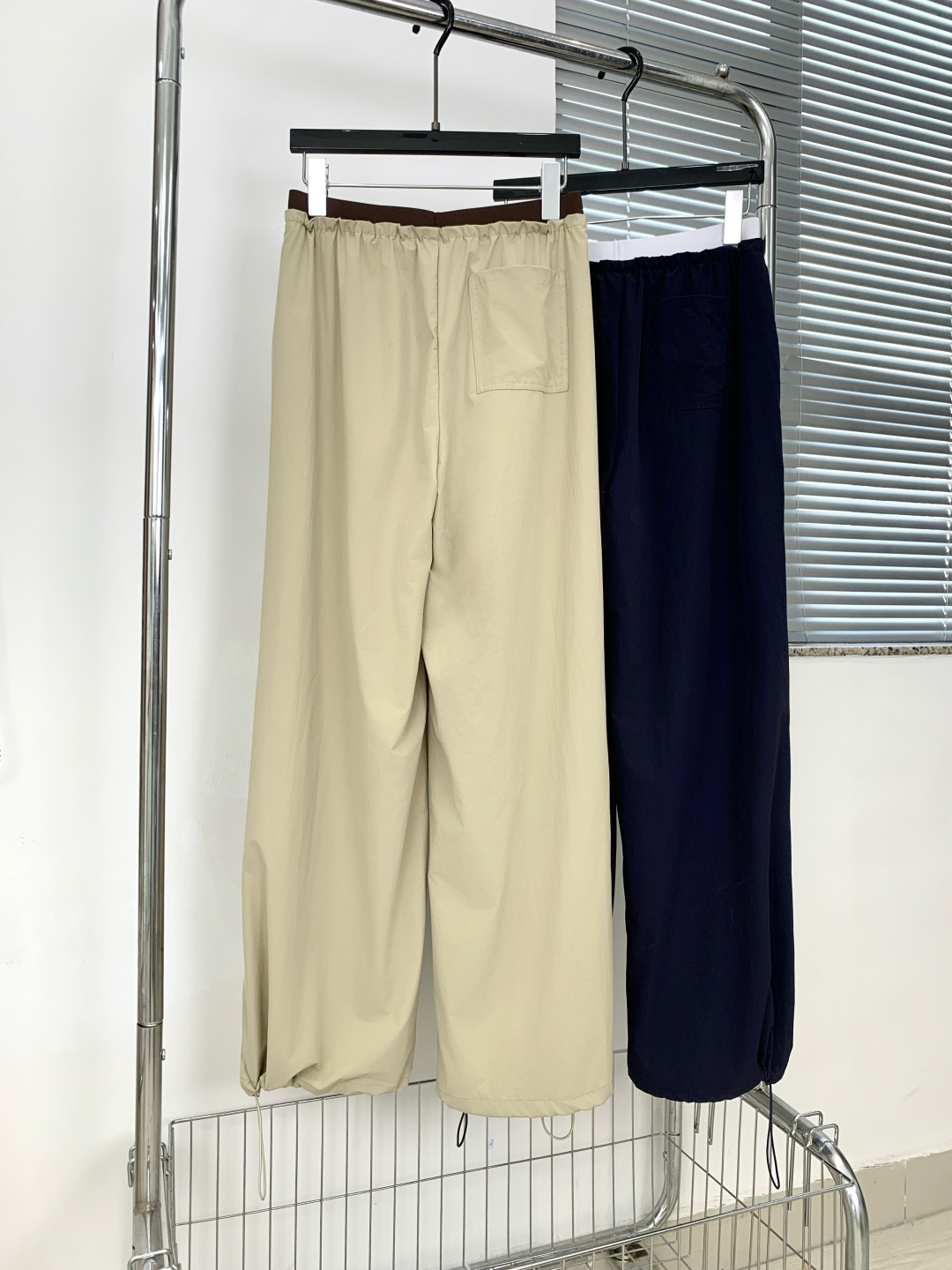 NO:866901,26 hot new summer cool sun protection workwear wide-leg pants | △Exclusive high-end version!  Customized cool sun protection fabric, draped and silky with a sense of coolness, long-term wear without sweating, not easy to deform; high waist elastic contrast waistband + metal drawstring embellishment, exquisite details can also quietly raise the waistline; three-dimensional pleated work clothes have a neat and slim silhouette, hiding the flesh and modifying the leg shape without picking up the figure. It is versatile in summer without choosing tops, and can easily control the sense of relaxation during commuting/leisure/outing. Navy/khaki SML,,1986090926火爆上新 夏季凉感防晒工装阔腿裤 | △独家高版出品！定制凉感防晒面料,垂坠丝滑自带凉感,久穿不闷汗、不易变形；高腰松紧撞色腰头+金属抽绳点缀,细节精致还能悄悄拉高腰线；立体压褶工装廓形利落显瘦,藏肉修饰腿型不挑身材,夏日百搭不挑上衣,通勤/休闲/出街都能轻松拿捏松弛感. 藏青/卡其 SML,,,Women's clothing