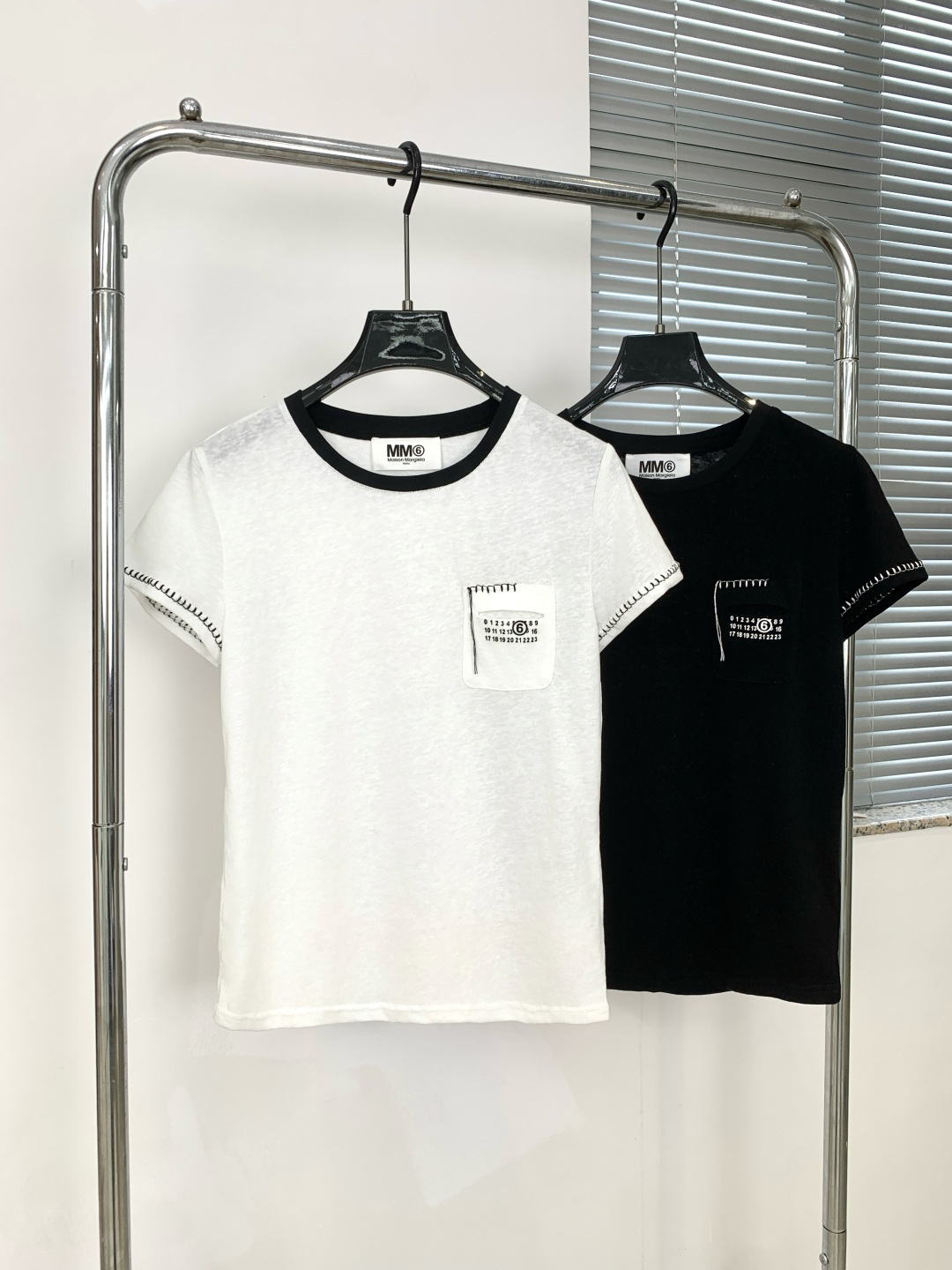 NO:866940,26 hot new high-end contrasting color topstitch T-shirt | △Exclusive high-end production!  It has a soft light texture, which will not wrinkle or deform after long-term wear; contrasting round neck + handmade top-stitch binding, with pocket digital printing, exquisite details and design sense; slightly slim and short silhouette, neat and slimming, modifying the shoulder and neck lines without picking up the figure, versatile in summer without choosing bottoms, and can be easily controlled for commuting/leisure/outing. Off-white/pure black SML,, tees, t-shirt,1986090926火爆上新 高版撞色明线T恤 | △独家高版出品！自带柔光质感,久穿不皱不变形；撞色圆领+手工感明线包边,搭配口袋数字印花,细节精致又有设计感；微修身短款廓形利落显瘦,修饰肩颈线条不挑身材,夏日百搭不挑下装,通勤/休闲/出街都能轻松驾驭. 米白/纯黑 SML,,tees，t-shirt,,Women's clothing
