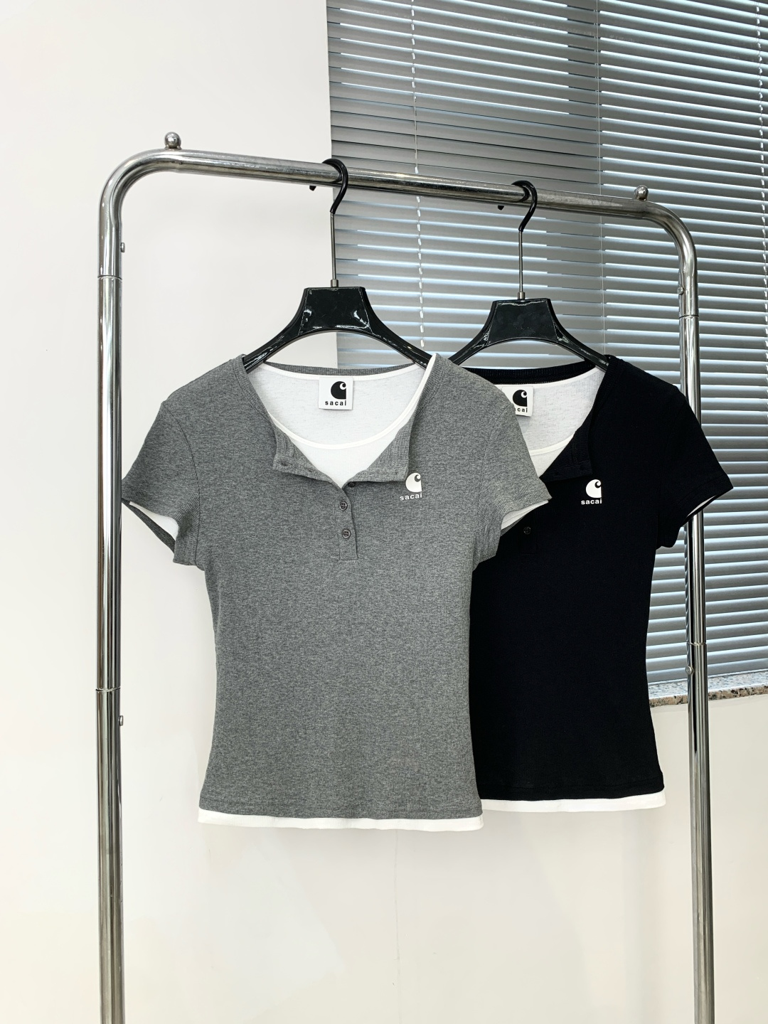NO:870805,26 hot new niche fake two-piece Henry collar short-sleeved T-shirts | △ Exclusive high-end version!  Customized high-elastic threaded knitted fabric, soft and skin-friendly with a cool feeling, not easy to loose and deform after long-term wear; Contrasting fake two-piece design + Henley collar half-breasted buttons, distinct layers and can modify the neckline; Slim-fitting slightly waisted silhouette, neat and slim, creating right-angled shoulders for hot girls, versatile in summer without choosing bottoms, easy to control for commuting/casual/outing. Colors: gray/black SML, T-shirt, tees, t-shirt,1986090926火爆上新 小众假两件亨利领短袖T恤 | △独家高版出品！定制高弹螺纹针织面料,软糯亲肤自带凉感,久穿不易松垮变形；撞色假两件设计+亨利领半开襟排扣,层次分明又能修饰颈线；修身微收腰廓形利落显瘦,打造辣妹直角肩,夏日百搭不挑下装,通勤/休闲/出街都能轻松驾驭. 颜色灰/黑 SML,,T-shirt,tees，t-shirt,,Women's clothing