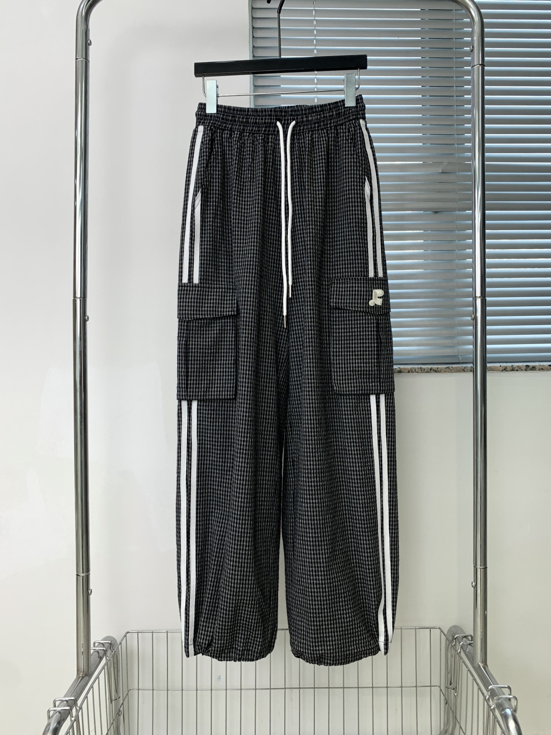 NO:870820,26 hot new Courrege* black and white fine plaid side parallel bar workwear wide-leg pants | △ Exclusive high-end version!  Customized textured houndstooth fabric, light and breathable with a drapey feel, not easy to wrinkle and deform after long-term wear; high-waist elastic drawstring waistband + side seam contrasting parallel bars, full details can also modify the waistline; three-dimensional large pocket workwear silhouette, loose straight trousers legs neatly hide the flesh, modify the leg shape without being picky, versatile in summer without choosing tops, can be easily controlled for commuting/leisure/outing. Color black and white checkered SML,,1986090926火爆上新 Courrege*黑白细格纹侧边双杠工装阔腿裤 | △独家高版出品！定制肌理感千鸟格面料,轻薄透气自带垂坠感,久穿不易皱变形；高腰松紧抽绳腰头+侧缝撞色双杠,细节拉满还能修饰腰线；立体大口袋工装廓形,宽松直筒裤腿利落藏肉,修饰腿型不挑身材,夏日百搭不挑上衣,通勤/休闲/出街都能轻松驾驭. 颜色黑白格 SML,,,Women's clothing
