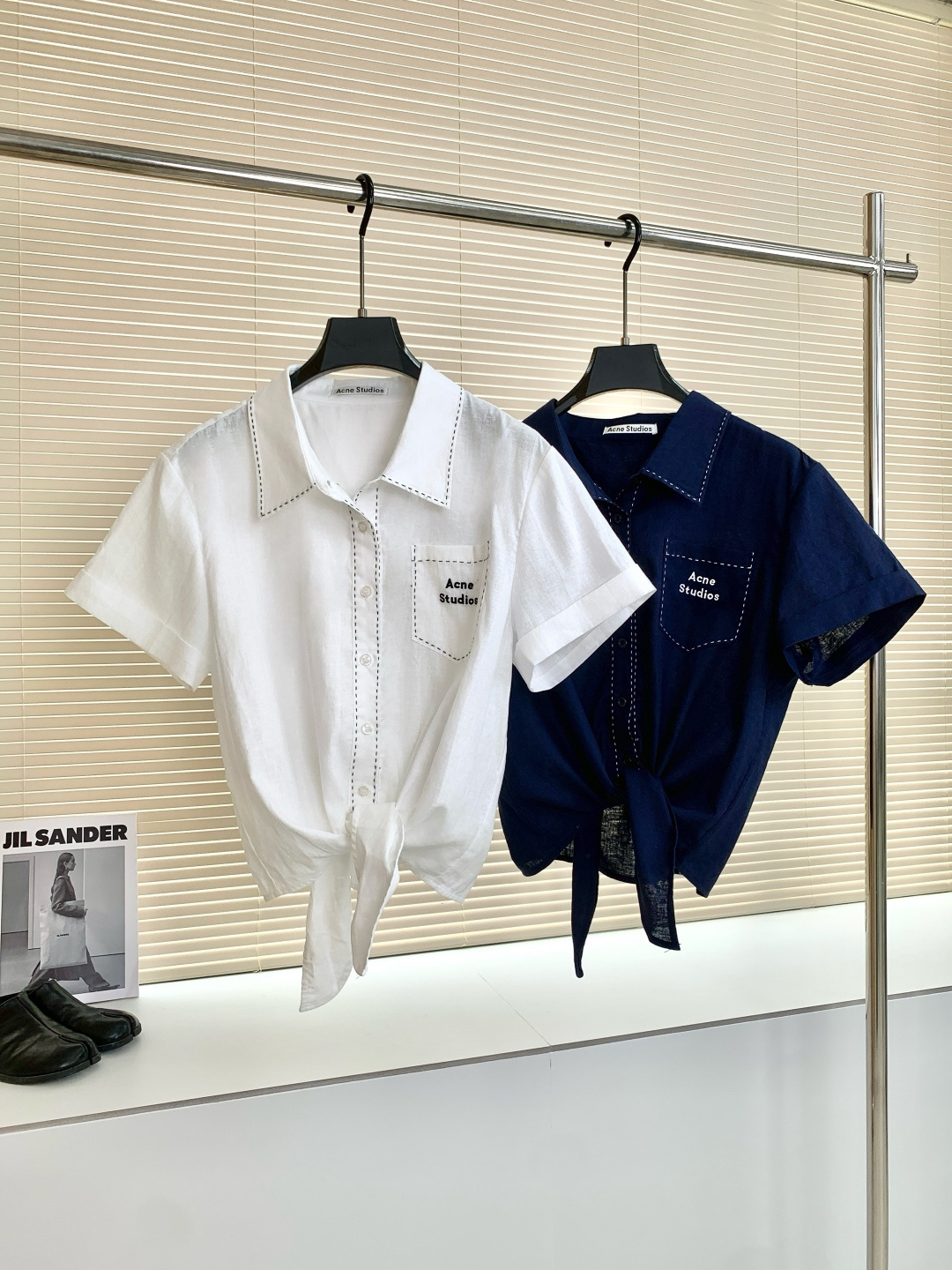 NO:875818,Acne* strappy short linen shirt | △Exclusive high-end version!  Customized breathable linen blended fabric, with texture, skin-friendly, breathable and cool; top-stitch contrasting technology + lapel short-sleeve design, simple and yet detailed; short silhouette with straps at the hem, easily create a high waistline, versatile in summer, no matter the bottoms, can be easily controlled for commuting/leisure/outing. White/navy blue S/M/L,,acne studios,shirts,T-shirt,19860909Acne*绑带短款亚麻衬衫 | △独家高版出品！定制透气亚麻混纺面料,自带肌理感,亲肤透气自带凉感；明线撞色工艺+翻领短袖设计,简约又不失细节；下摆绑带短款廓形,轻松打造高腰线,夏日百搭不挑下装,通勤/休闲/出街都能轻松驾驭. 白/藏蓝 S/M/L,,acne studios,shirts,T-shirt,,Women's clothing