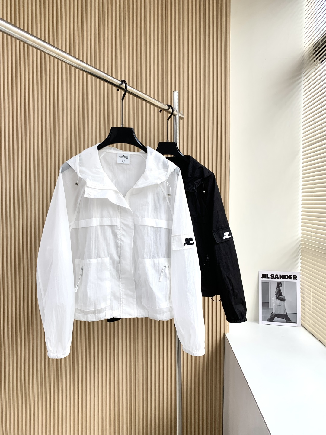 NO:875829,Courrege* lightweight and breathable hooded sun protection jacket | △Exclusive high-end version!  Customized high-permeability anti-UV sunscreen fabric, as light as clouds, with a cool feeling, long-term wear without sweating or stuffiness; hood + drawstring waist design + hidden pockets, taking into account sun protection and styling; slightly loose and short silhouette, neat and slim, not picky about body shape or bottoms, can be easily controlled during summer commuting/going out/outdoors. White/black S/M/L,, jackets & coats, hats,19860909Courrege*轻薄透气连帽防晒服外套 | △独家高版出品！定制高透抗UV防晒面料,轻如云朵自带凉感,久穿不闷汗不闷热；连帽+抽绳收腰设计+隐形口袋,兼顾防晒与造型；微宽松短款廓形利落显瘦,不挑身材不挑下装,夏日通勤/出街/户外都能轻松驾驭. 白/黑 S/M/L,,jackets & coats,hats,,Women's clothing