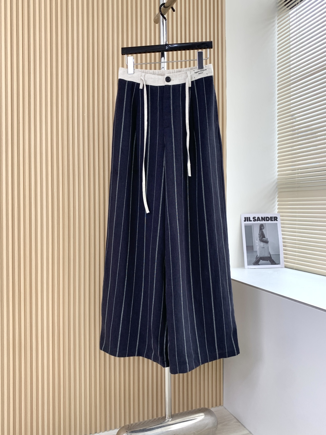 NO:875839,MM6*26 new contrast color waist drawstring striped casual pants. High-quality fabric texture, soft, delicate and comfortable. Contrast color embroidery, low-key luxury, age-reducing girlhood!  A must-have artifact for Bai Fumei!  The classic version is versatile and easy to wear. It is highly recommended to keep it for yourself!  The quality of workmanship depends on the details SML, masion margiela,19860909MM6*26新品撞色腰头抽绳条纹休闲裤 高品质面料质感柔软细腻舒适. 撞色刺绣 低调奢华 减龄少女时代！白富美必备神器！ 经典版型百搭不挑人 强烈推荐自留款！ 做工品质看细节 SML,,masion margiela,,Women's clothing