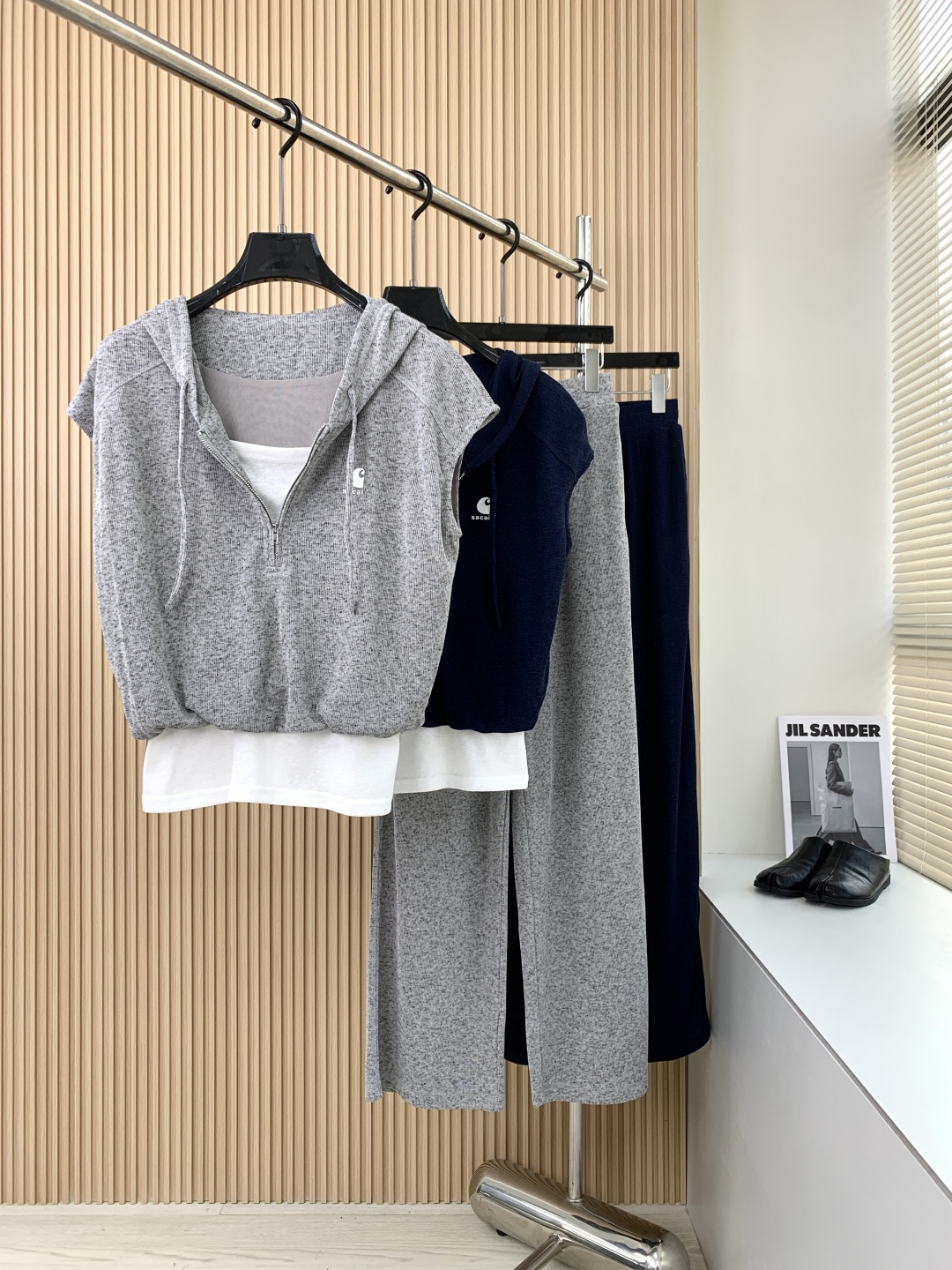 NO:875847,Niche design 26 new fake two-piece hooded half-zip short-sleeved suit!  High-end customized pleated top, paired with elastic waist trousers, minimalist style, French elegant and lazy style, casual and fashionable!  The three-dimensional tailoring version can be sweet or salty to reduce the age of the girl. It can be worn in a variety of ways to make the upper body slimmer and taller!  Highly recommended for self-retention!  Imported high-density fabric has a great texture!  The quality of workmanship depends on the details SML, T-shirt, hats,19860909小众设计26新品假两件连帽半拉链短袖套装！ 高端定制褶皱上衣,搭配松紧腰长裤 极简主义风法式优雅的慵懒风, 休闲又时髦！ 立体剪裁版版型可甜可盐减龄少女风. 多种穿法百搭上身显瘦又高挑！ 强烈推荐自留款！ 进口高密度面料质感超赞！ 做工品质看细节 SML,,T-shirt,hats,,Women's clothing