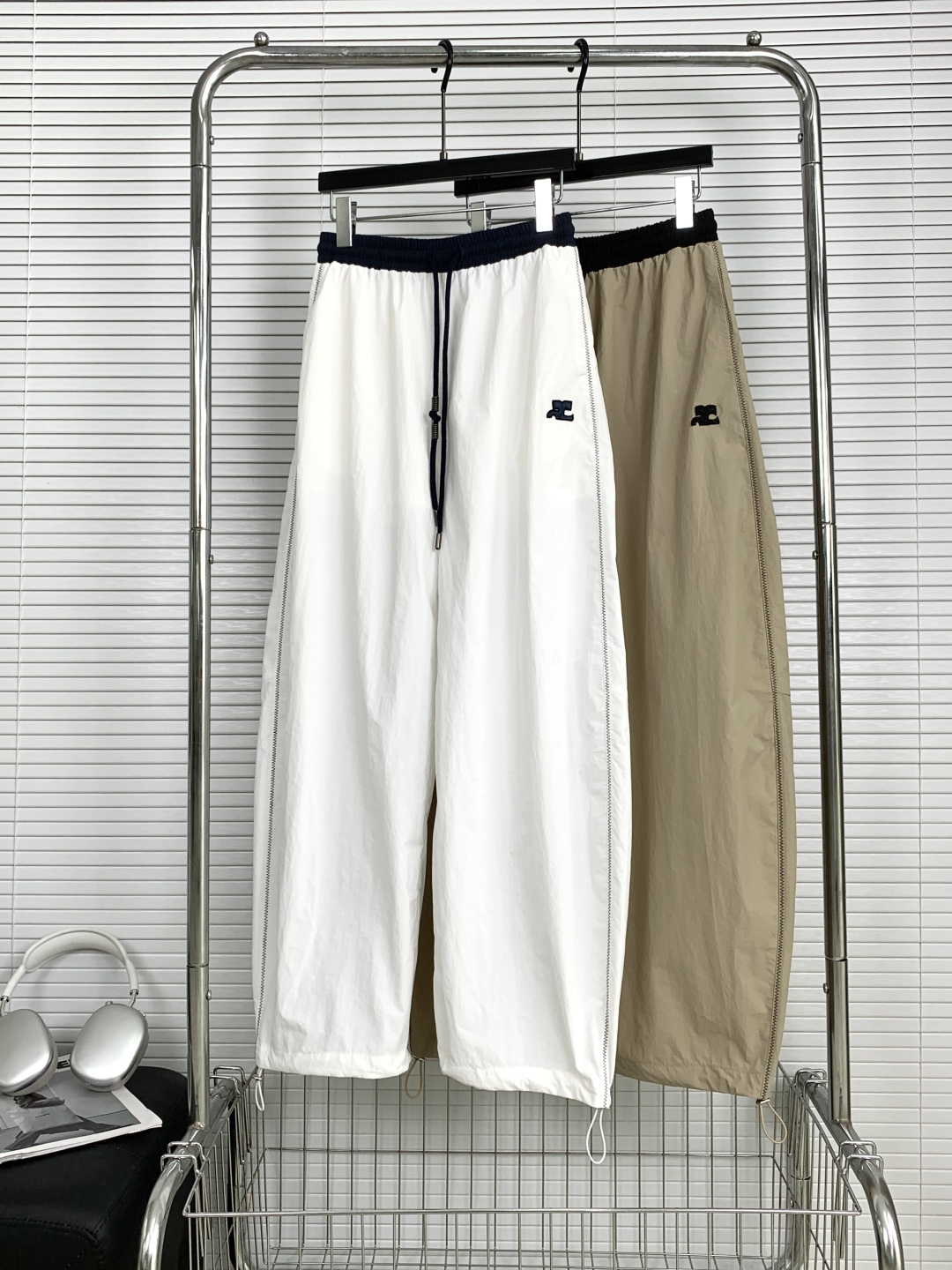NO:878688,26 hot new color contrast waist and contrast overalls | △ Exclusive high-end version!  Customized light and quick-drying nylon fabric, anti-wrinkle and cool, draped to look slimmer and less prone to pilling and deformation after long-term wear; contrasting waistband + side topstitch design + embroidery, full of details; loose scimitar wide-leg silhouette, hiding the flesh and showing straight legs, adjustable drawstrings on the trousers, one pair of pants can be worn in many styles, suitable for many styles in summer, no choice of tops, easy to control for commuting / leisure / sports / going out. Off-white/khaki SML,,1986090926火爆上新 撞色腰头撞色工装裤 | △独家高版出品！定制轻薄速干尼龙面料,抗皱自带凉感,垂坠显瘦久穿不易起球变形；撞色腰头+侧边明线设计+刺绣,细节感拉满；宽松弯刀阔腿廓形,藏肉显腿直,裤脚抽绳可调节,一裤多穿适配多种风格,夏日百搭不挑上衣,通勤/休闲/运动/出街都能轻松驾驭. 米白/卡其 SML,,,Women's clothing