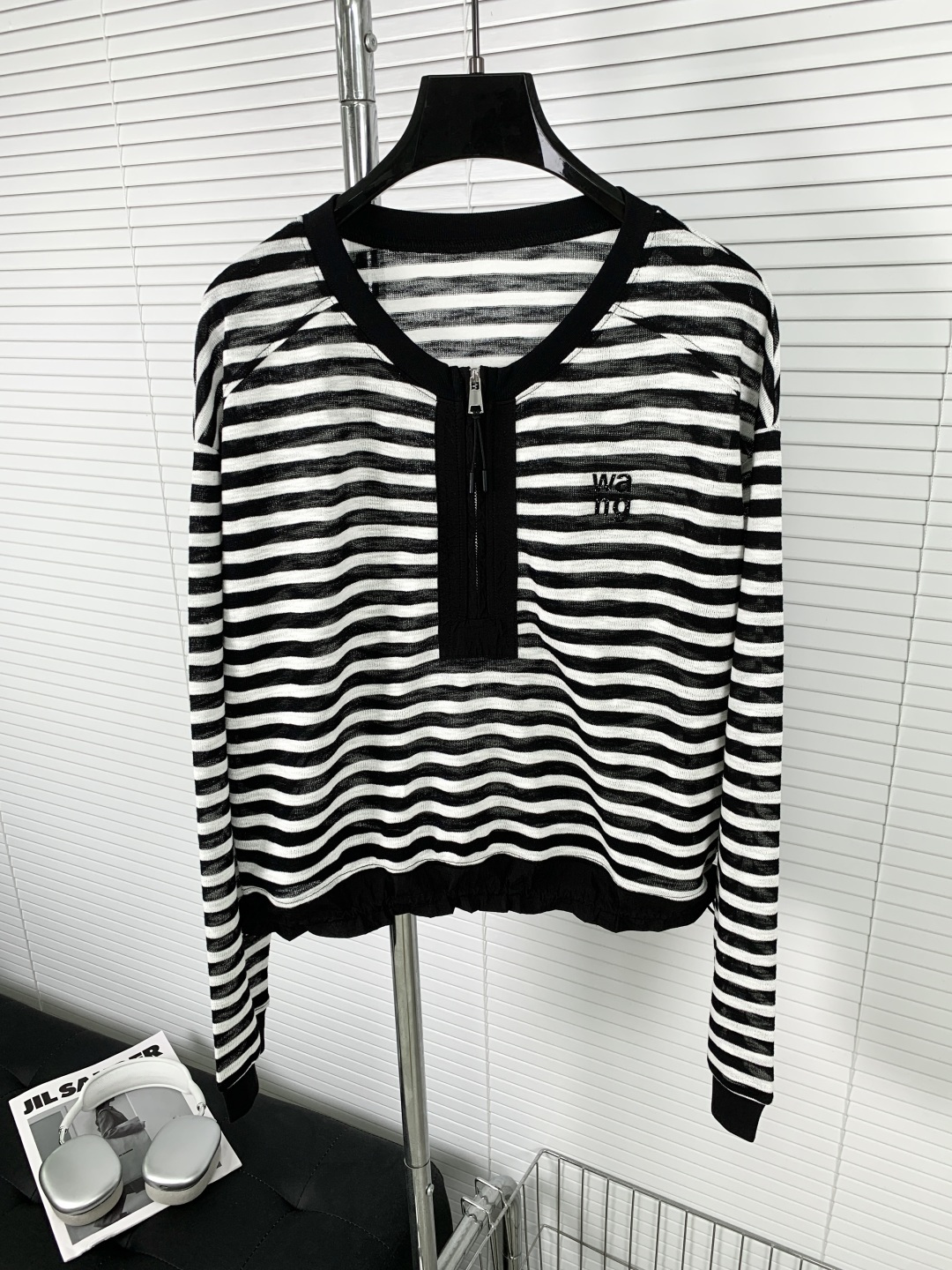 NO:884681,Alexander Wan*26 new half-zip striped sun-proof long-sleeved T-shirt is made of high-end fabrics, versatile version, and the upper body feels comfortable to everyone who wears it!  The classic colors are elegant and high-end, a must-have for daily wear!  SML,,19860909Alexander Wan*26新款半拉链条纹防晒长袖T 高订面料,百搭版型 ,上身的触感谁穿谁知道的舒服！ 经典颜色都是气质又高级, 日常穿搭必备！ SML,,,Women's clothing