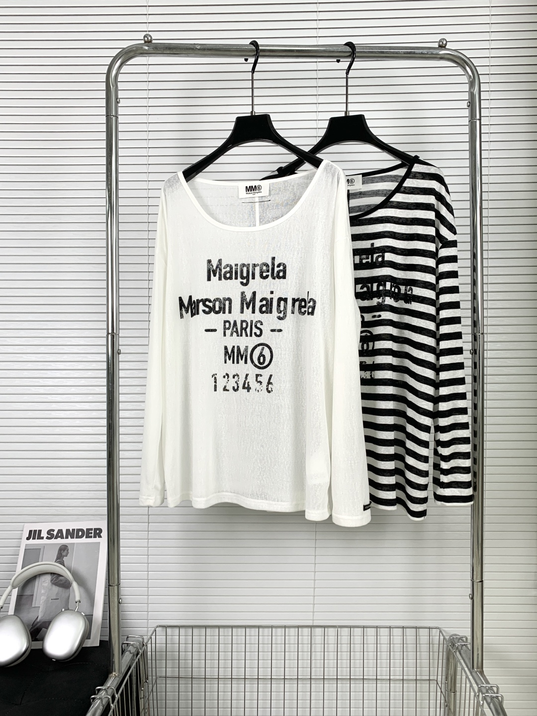 NO:884701,MM6*26 new striped sunscreen long-sleeved T-shirt, made of high-end fabrics, versatile fit, and comfortable to the touch on the upper body, whoever wears it will know it!  The classic colors are elegant and high-end, a must-have for daily wear!  SML,,masion margiela,19860909MM6*26新款条纹防晒长袖T 高订面料,百搭版型 ,上身的触感谁穿谁知道的舒服！ 经典颜色都是气质又高级, 日常穿搭必备！ SML,,masion margiela,,Women's clothing