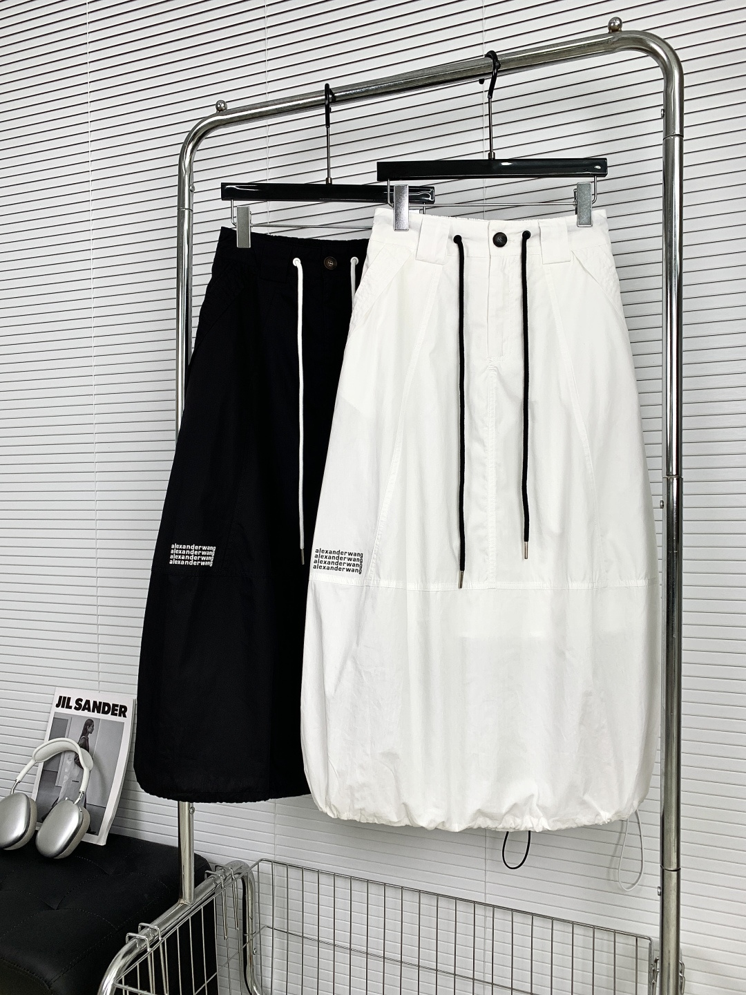 NO:887557,26 hot new drawstring workwear mid-length skirt | △Exclusive high-end version!  Customized light and breathable workwear fabric, soft and anti-wrinkle, refreshing upper body, loose and tolerant to fit your figure; double drawstring waist + hem can be cinched + small brand embroidery on the side, full of trendy details; lantern loose long skirt  The silhouette covers the crotch and hides the flesh and makes you look super slim. The drawstring at the hem allows you to switch styles freely. It can be worn as a long skirt or tied into a bud skirt. It can be worn multiple times in one skirt. The basic black and white colors are versatile and suitable for daily, street and casual wear. It is refreshing and attractive in summer.  white/black SML,,skirts,1986090926火爆上新 抽绳工装半身长裙 | △独家高版出品！定制轻薄透气工装面料,柔软抗皱上身清爽,版型宽松包容不挑身材；双抽绳腰头+下摆可收束设计+侧边品牌小刺绣,潮流细节满满；灯笼宽松长裙廓形,遮胯藏肉超显瘦,下摆抽绳自由切换版型,可长裙可束成花苞裙,一裙多穿；黑白两色基础百搭,日常、街头、休闲穿搭都适配,夏天清爽耐看. 白色/黑色 SML,,skirts,,Women's clothing