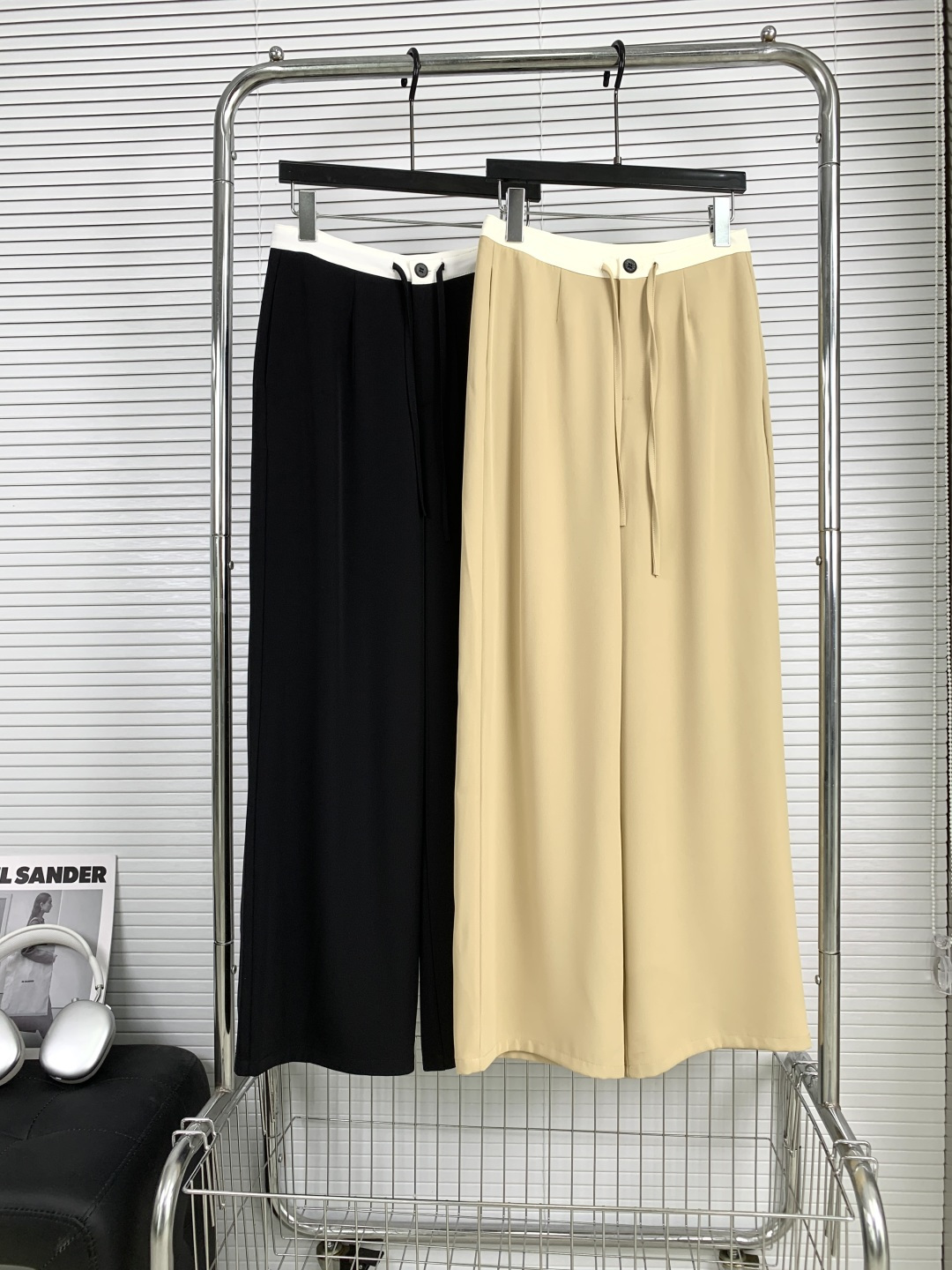 NO:888550,26 hot new MM6 summer smooth contrasting color waistband air-conditioned wide-leg pants | △Exclusive high-end version!  Customized draped and cool skating-feel suit fabric, lightweight, breathable and sweat-proof, anti-wrinkle, iron-free and not prone to pilling; contrasting white waistband + button drawstring double-fixed design, high waist pleats to modify the abdominal shape; loose wide-leg floor-length version, covering the crotch and elongating the leg proportions, perfect drape without looking bloated; smooth and skin-friendly and breathable, suitable for daily commuting and home, air-conditioned pants are needed to cool down in spring and summer; simple solid color, high-end, durable, casual and simple Korean style, versatile.  Apricot, black SML, masion margiela, business suit,1986090926火爆上新 MM6夏季爽滑撞色腰头空调阔腿裤 | △独家高版出品！定制垂顺爽滑冰感西装面料,轻薄透气不闷汗,抗皱免烫不易起球；撞色白腰头+纽扣抽绳双固定设计,高腰压褶修饰腹型；宽松阔腿拖地版型,遮胯藏肉拉长腿部比例,垂坠感满分不显臃肿；顺滑亲肤透气,通勤日常居家都适配,春夏降温刚需空调裤；简约纯色高级耐看,休闲简约韩系气质百搭. 杏色、黑色 SML,,masion margiela,business suit,,Women's clothing