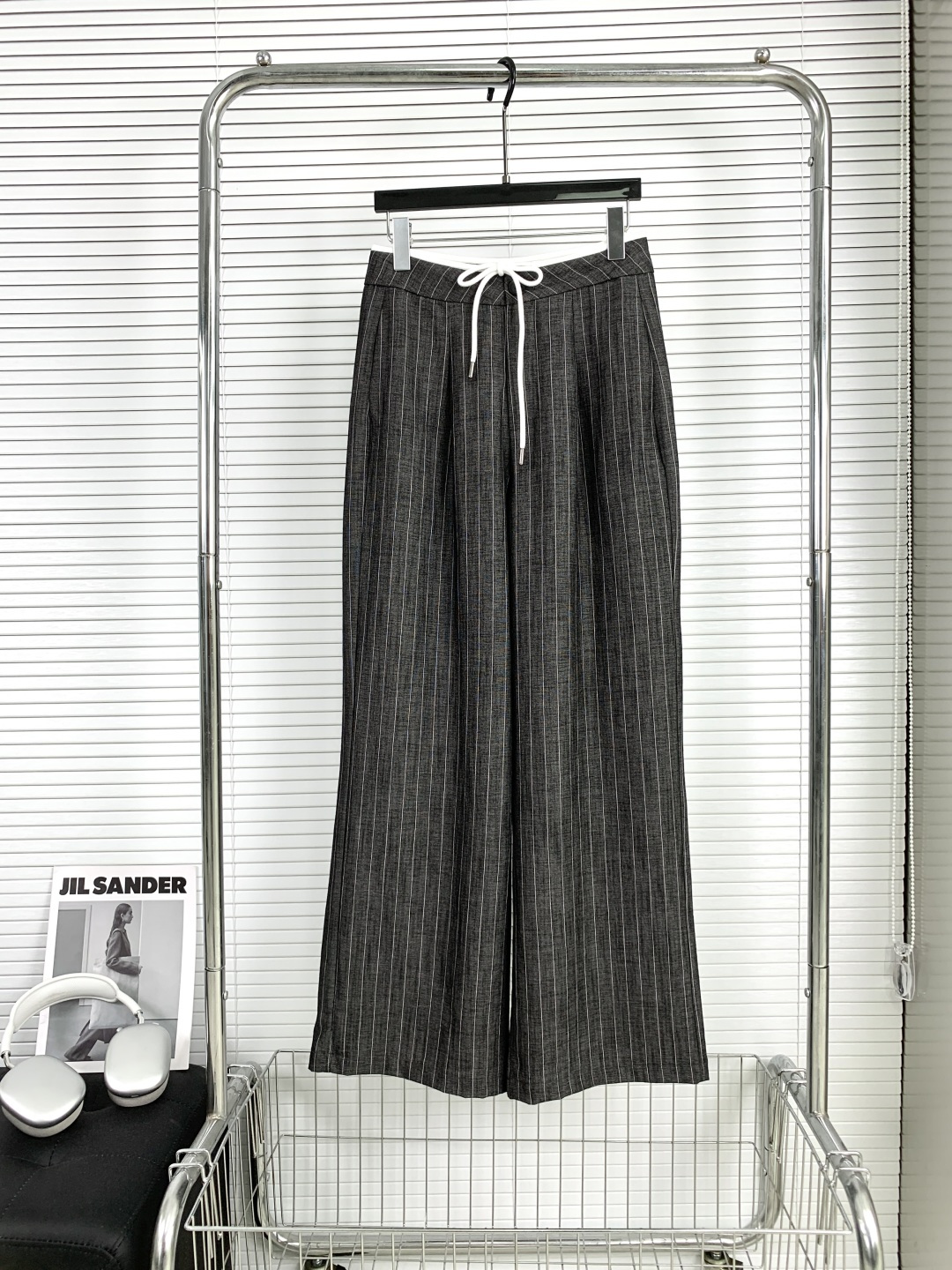 NO:890949,MM6 Summer Striped Contrast Color Waist Drape Wide Leg Pants | △ Exclusive high version!  It has a texture that is anti-wrinkle, non-ironing and not easy to pill; a contrasting white waistband + buttoned white drawstring double-fixed design, a high waist and front pleats to modify the lower abdomen; a loose floor-length wide-leg version, which strongly covers the crotch and hides the muscles to elongate the leg proportions vertically, and the natural drape does not appear bloated at all; the fabric is skin-friendly, breathable and cooling, suitable for commuting, daily life, and home travel. It is just needed in spring and summer. The high-end dark gray pinstripe texture, simple Korean style relaxation, versatile and versatile short tops.  Color dark gray stripes SML, masion margiela,19860909MM6夏季条纹撞色腰头垂感阔腿裤 | △独家高版出品！自带肌理抗皱免烫不易起球；撞色白边腰头+纽扣白抽绳双固定设计,高腰前侧压褶修饰小腹；宽松拖地阔腿版型,强力遮胯藏肉纵向拉长腿部比例,自然垂坠完全不显臃肿；面料亲肤透气降温,通勤、日常、居家出行全都适配,春夏刚需,高级深灰细条纹肌理,简约韩系松弛感,百搭各种短款上衣. 颜色深灰条纹 SML,,masion margiela,,Women's clothing