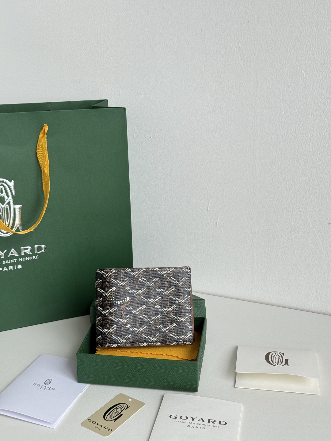 Goyard Bi-Fold Wallet, 8 Card Slots, Slim Design, Classic Style - 11x9 cm 1 cmp i1746268246883 4546 0 0