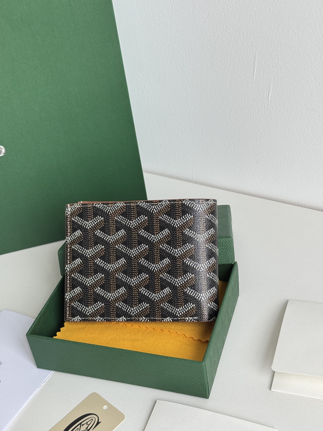 Goyard Bi-Fold Wallet, 8 Card Slots, Slim Design, Classic Style - 11x9 cm 3 cmp i1746268246883 6978 0 2