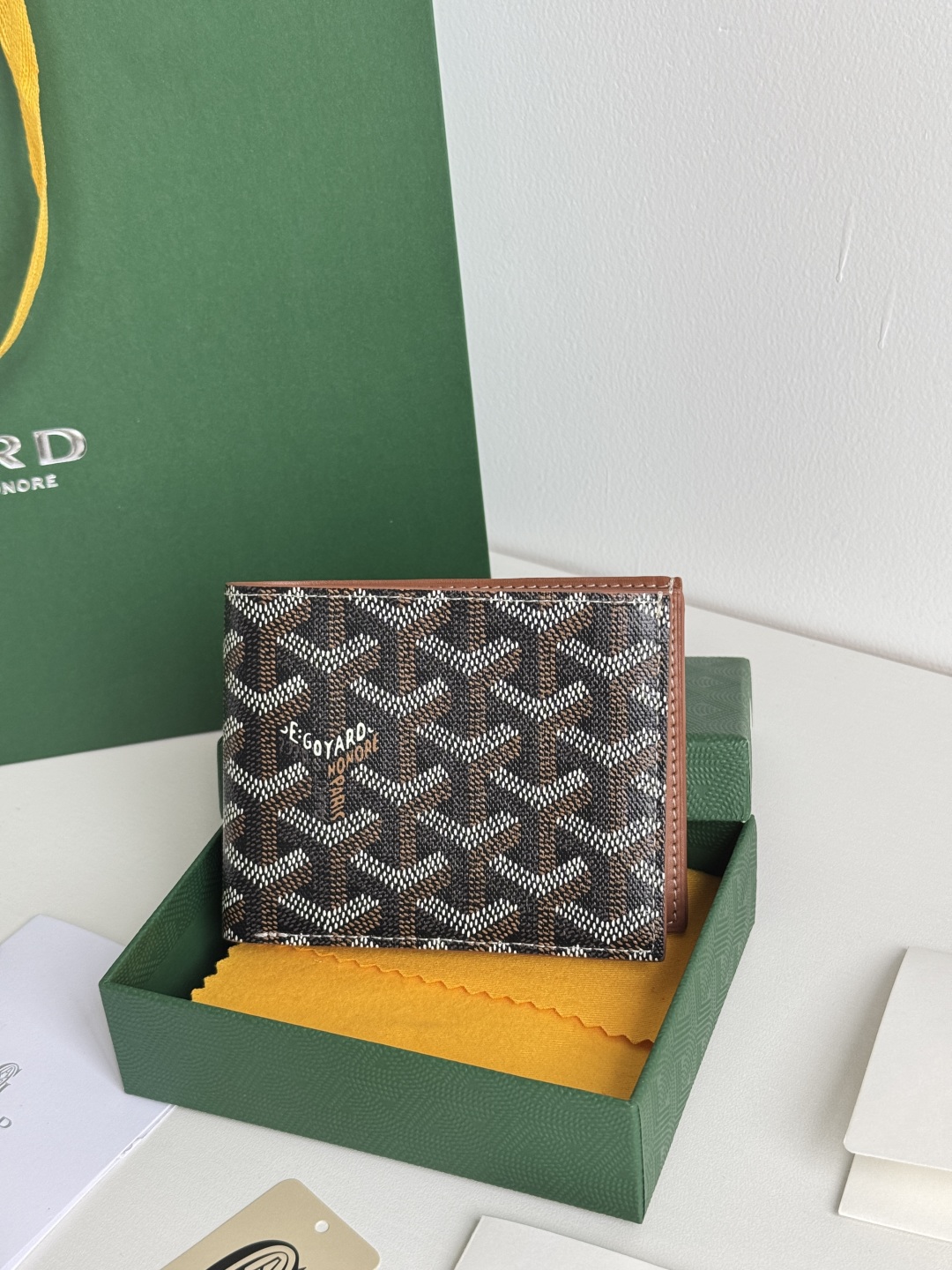 Goyard Bi-Fold Wallet, 8 Card Slots, Slim Design, Classic Style - 11x9 cm 2 cmp i1746268246883 9911 0 1