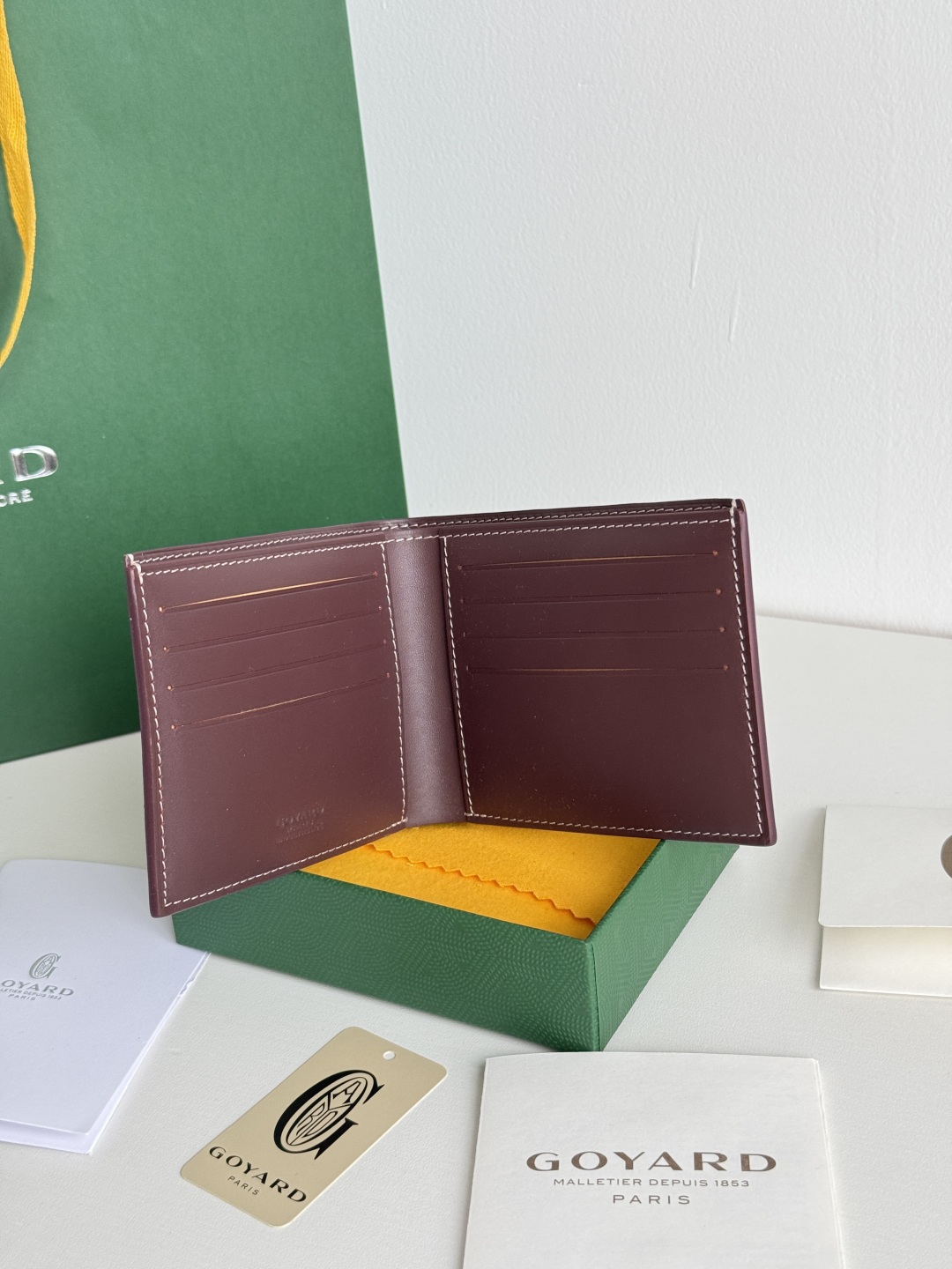 Goyard Bi-Fold Wallet with 8 Card Slots – Classic Design, Compact Size 7 cmp i1746268299671 7462 0 6