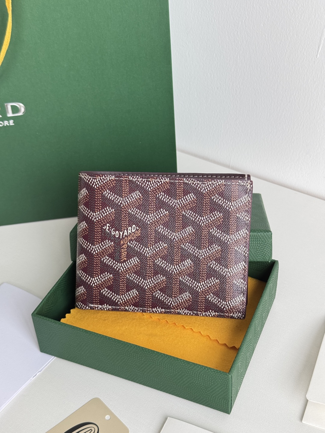 Goyard Bi-Fold Wallet with 8 Card Slots – Classic Design, Compact Size 2 cmp i1746268299672 3378 0 1