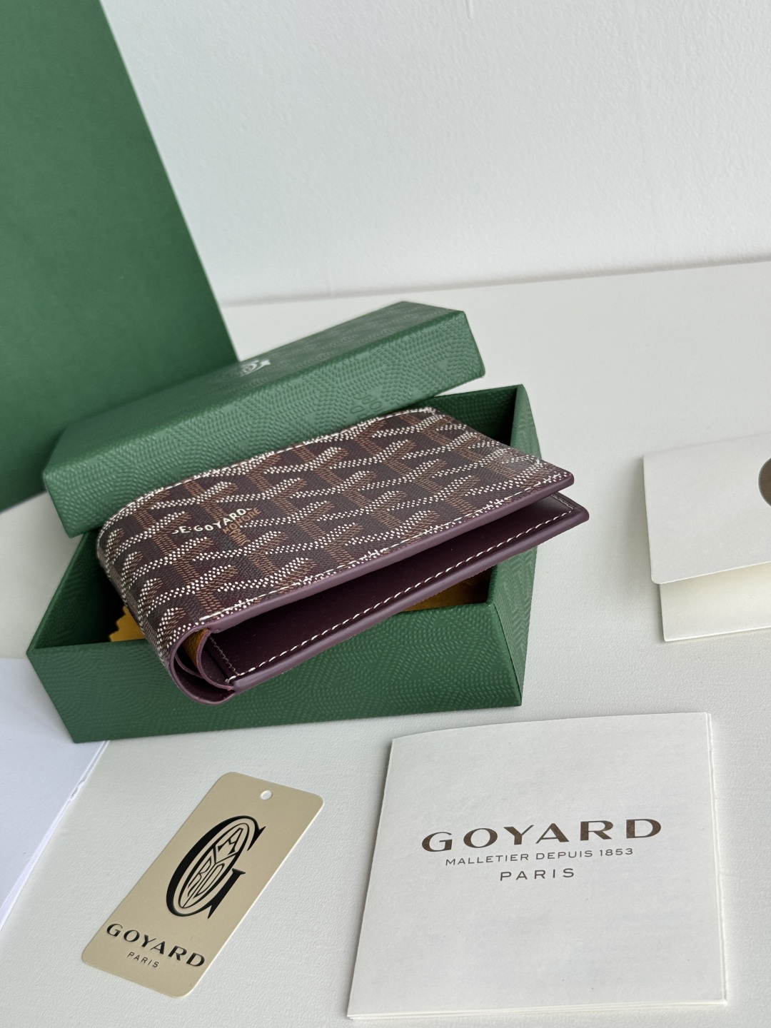 Goyard Bi-Fold Wallet with 8 Card Slots – Classic Design, Compact Size 5 cmp i1746268299672 9740 0 4