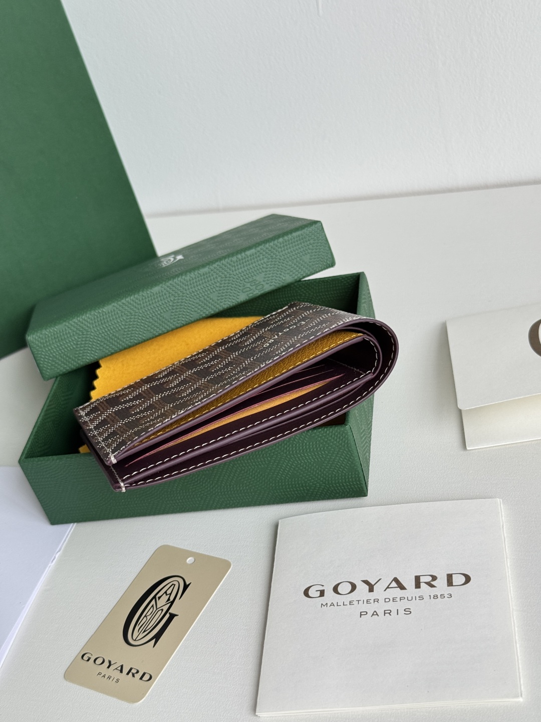 Goyard Bi-Fold Wallet with 8 Card Slots – Classic Design, Compact Size 4 cmp i1746268299674 6895 0 3