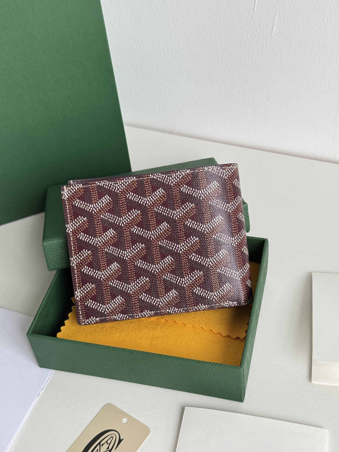 Goyard Bi-Fold Wallet with 8 Card Slots – Classic Design, Compact Size 3 cmp i1746268304810 4290 0 2