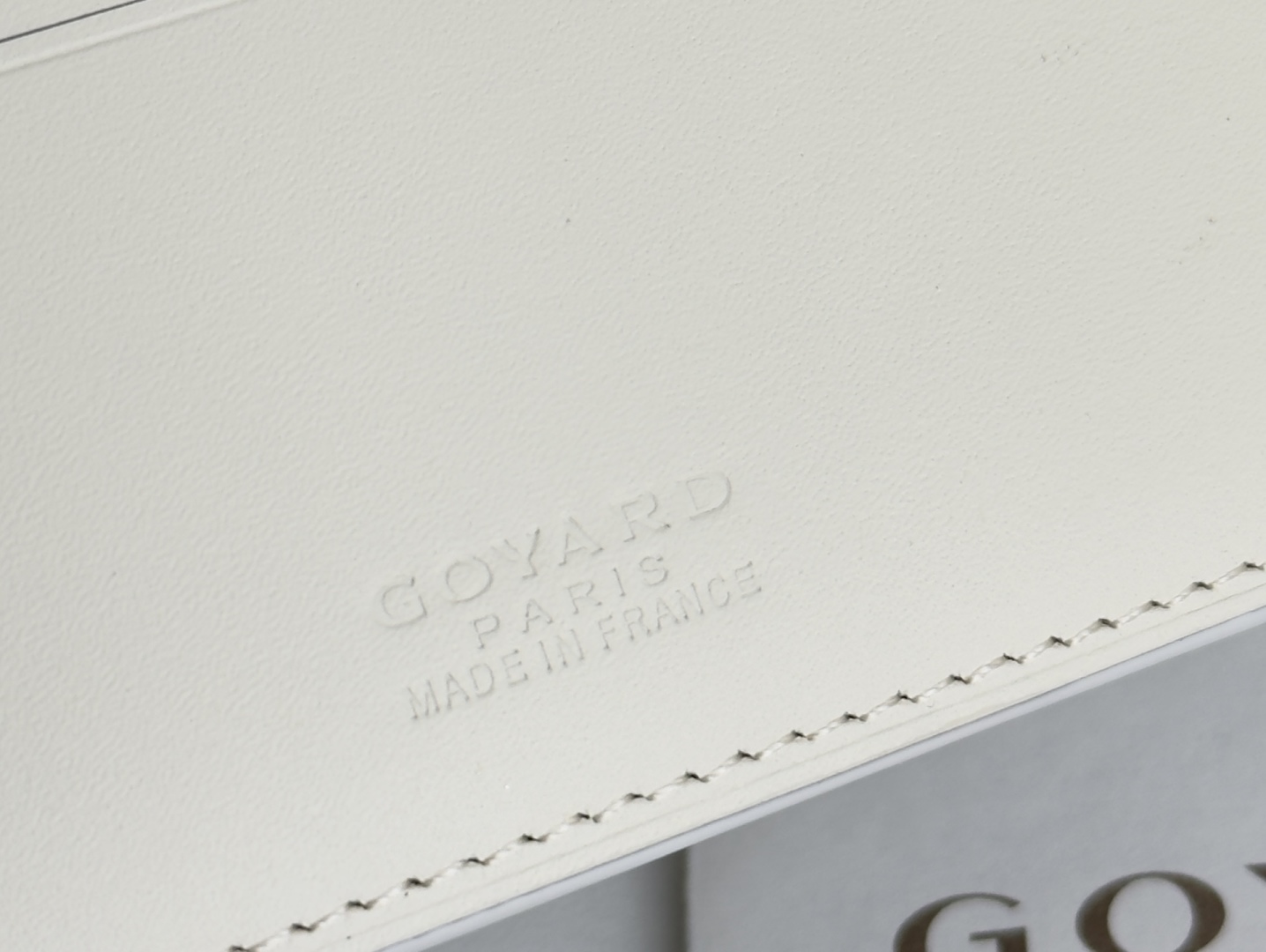 Goyard White Bi-Fold Wallet with 8 Card Slots, Compact and Stylish 9 cmp i1746268362071 9743 0 7